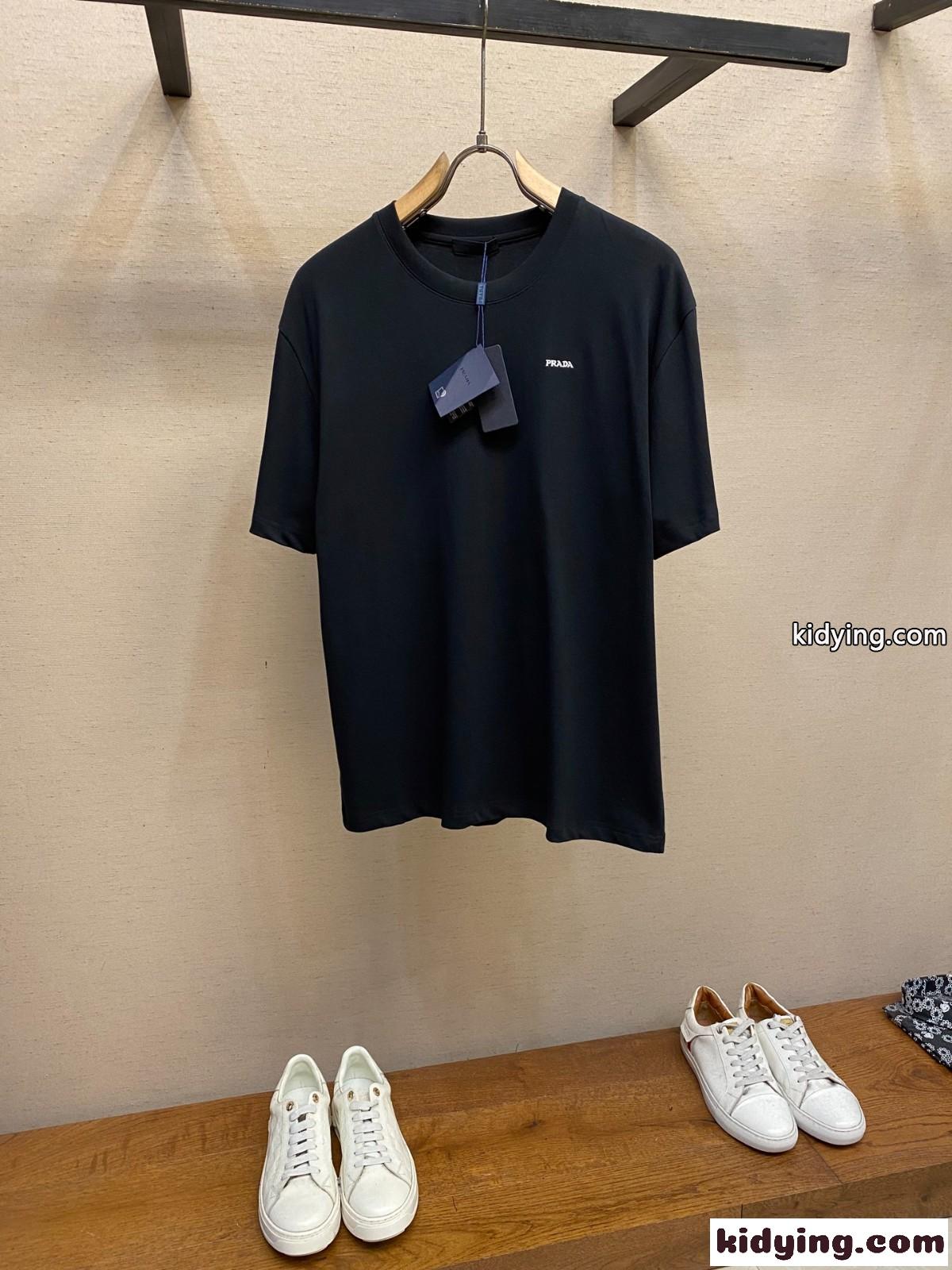 洗練された シンプル ロゴ刺繍 プラダ Tシャツ 偽物 クルーネック ブラック-1