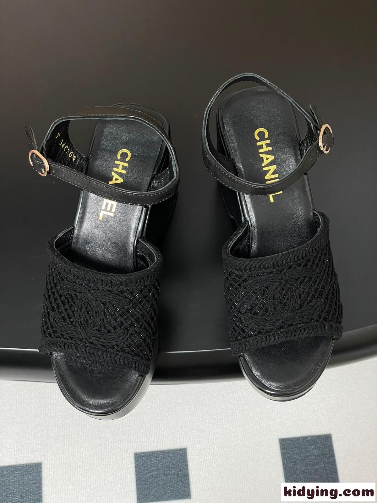 【上品で愛らしい足元】CHANEL CCロゴ メッシュ厚底サンダル コピー ブラック-1