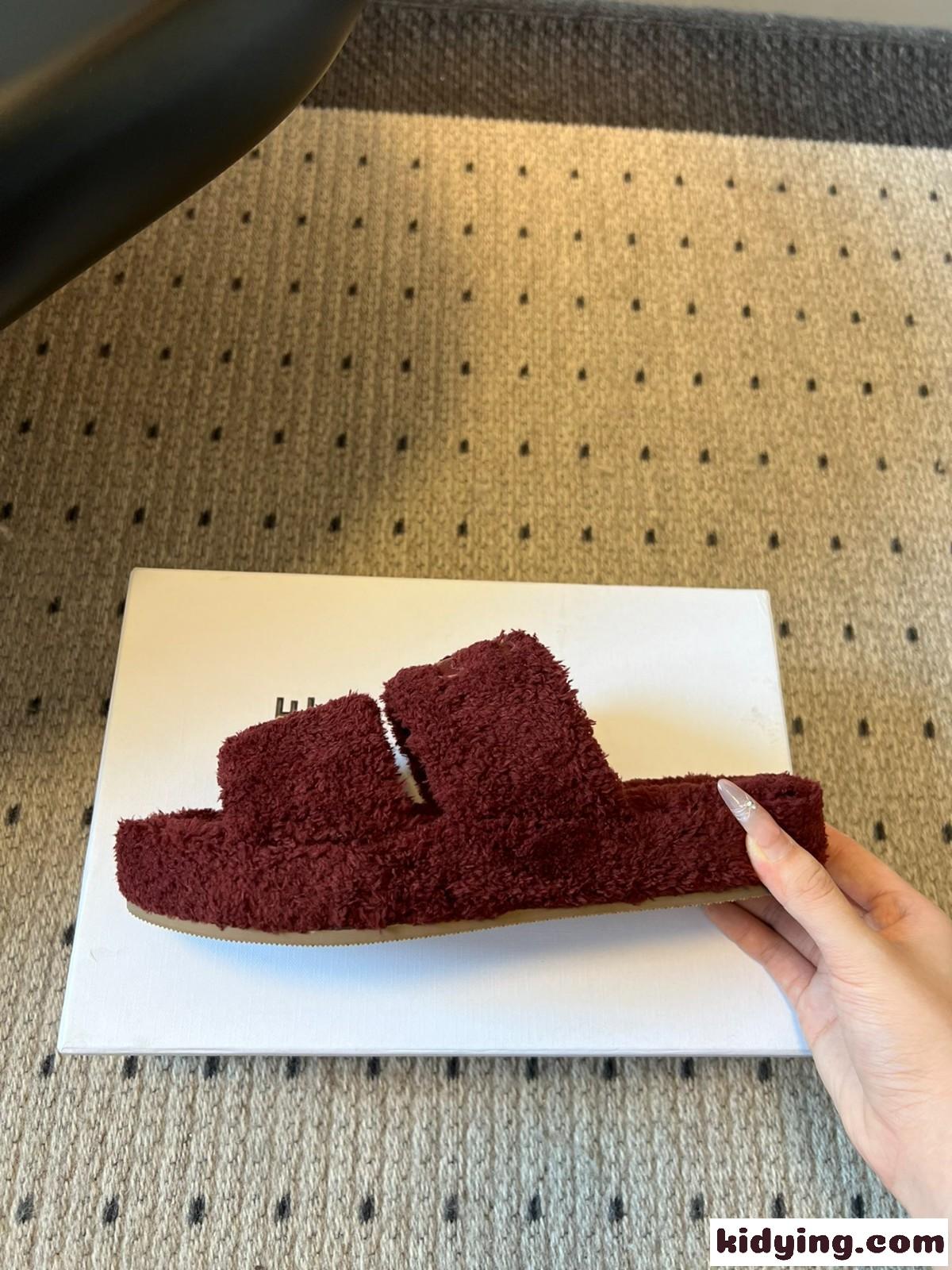 セリーヌ サンダル スーパーコピー秋冬 もこもこ ファーサンダル  レッド-1