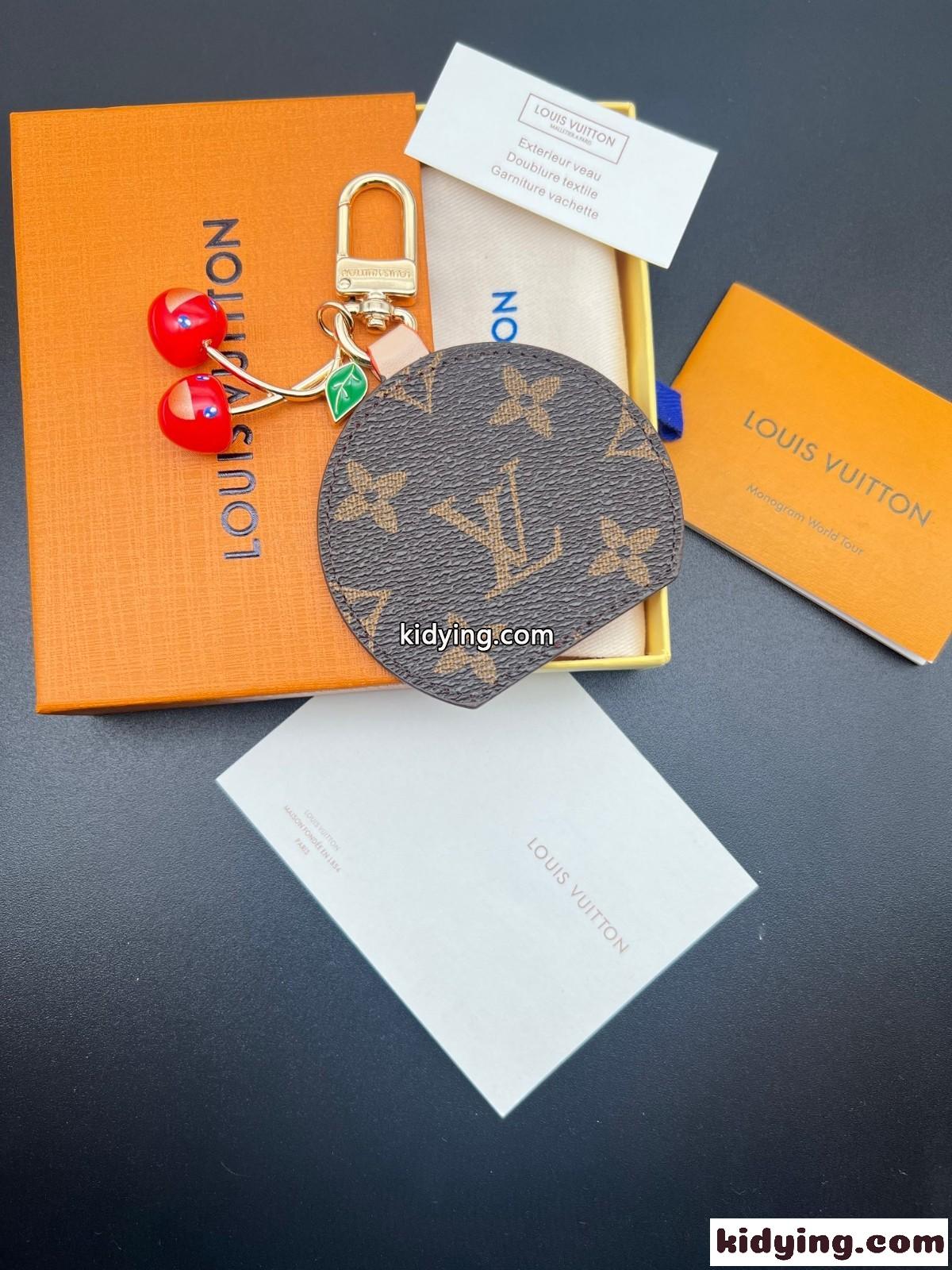 M02830 LV × TM バッグチャーム･LV ミニ ミラー チェリー ルイ・ヴィトン スーパーコピー-2