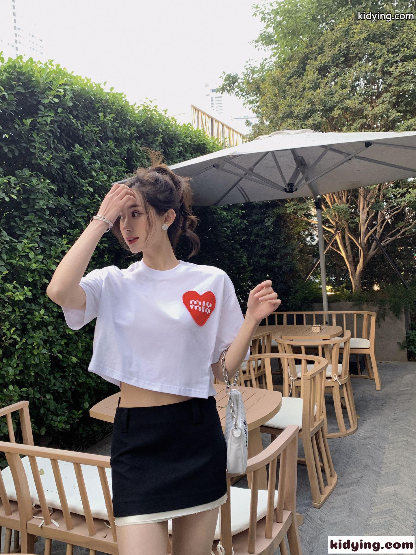 合わせやすい おしゃれ ミュウミュウ 半袖tシャツ コピー クロップド丈 クールネック 着心地いい ホワイト ブラック-2