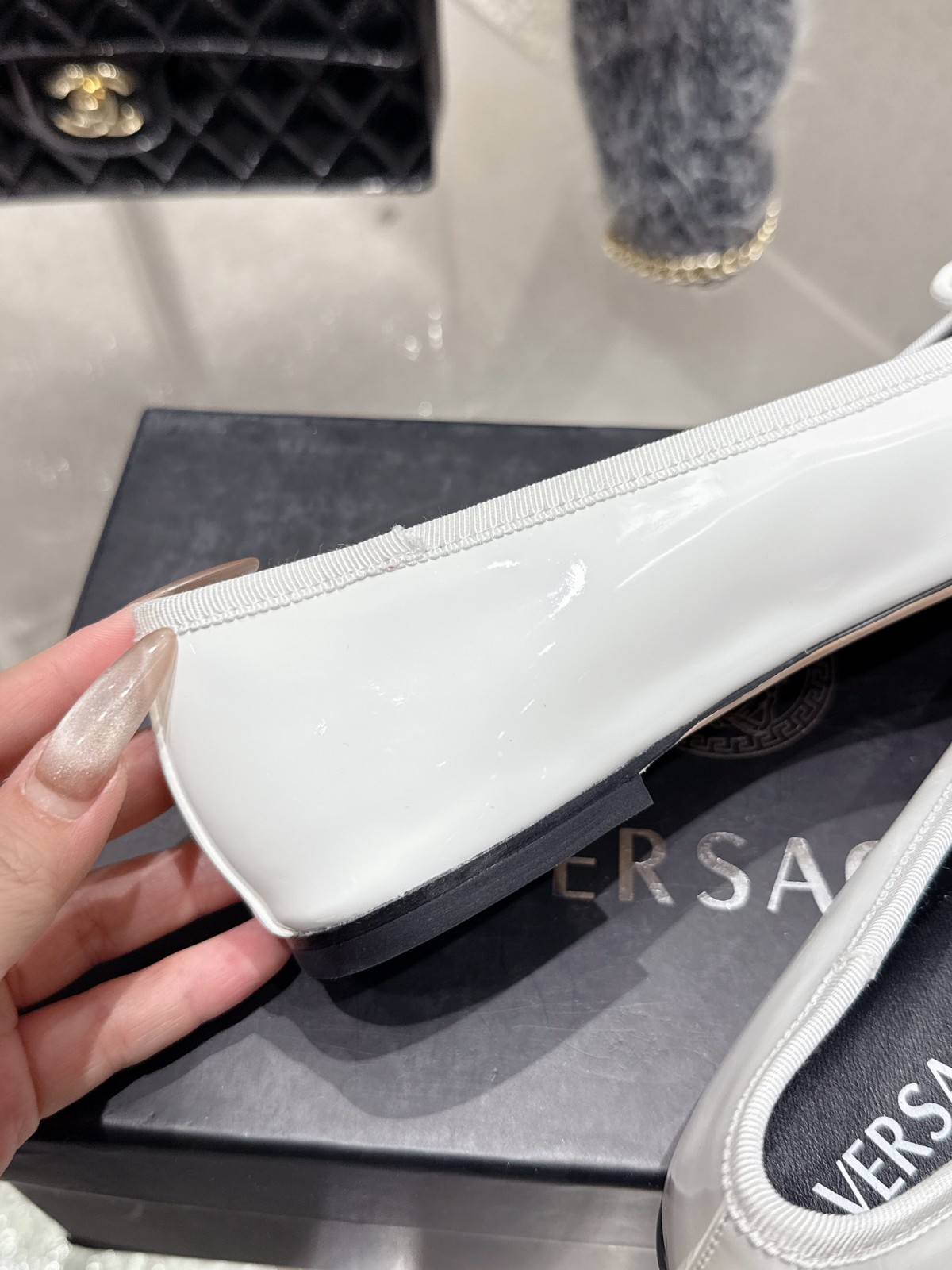 オペラ ボウ パテント バレエシューズ ヴェルサーチェ パンプス 偽物 ホワイト-4