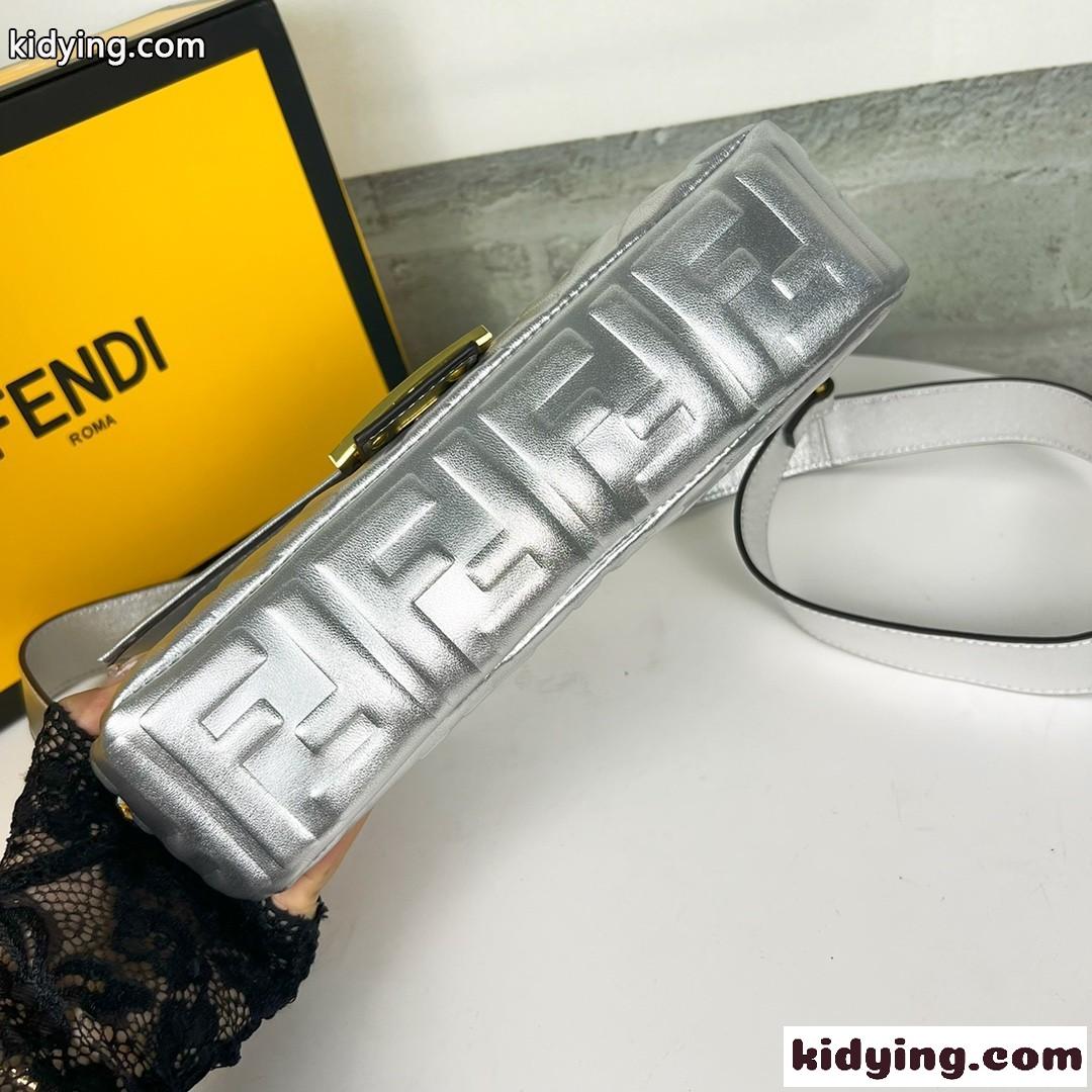 ミディアム バゲット フェンディ バッグ 人気 コピー FF エンボス ショルダーバッグ シルバー-2