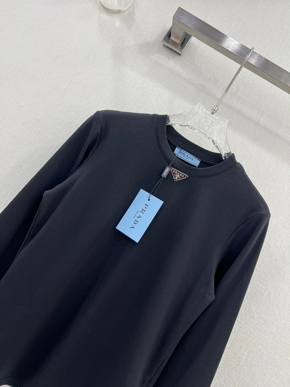 シンプル 合わせやすい クルーネック コットンTシャツ プラダ Tシャツ コピー ブラック-3