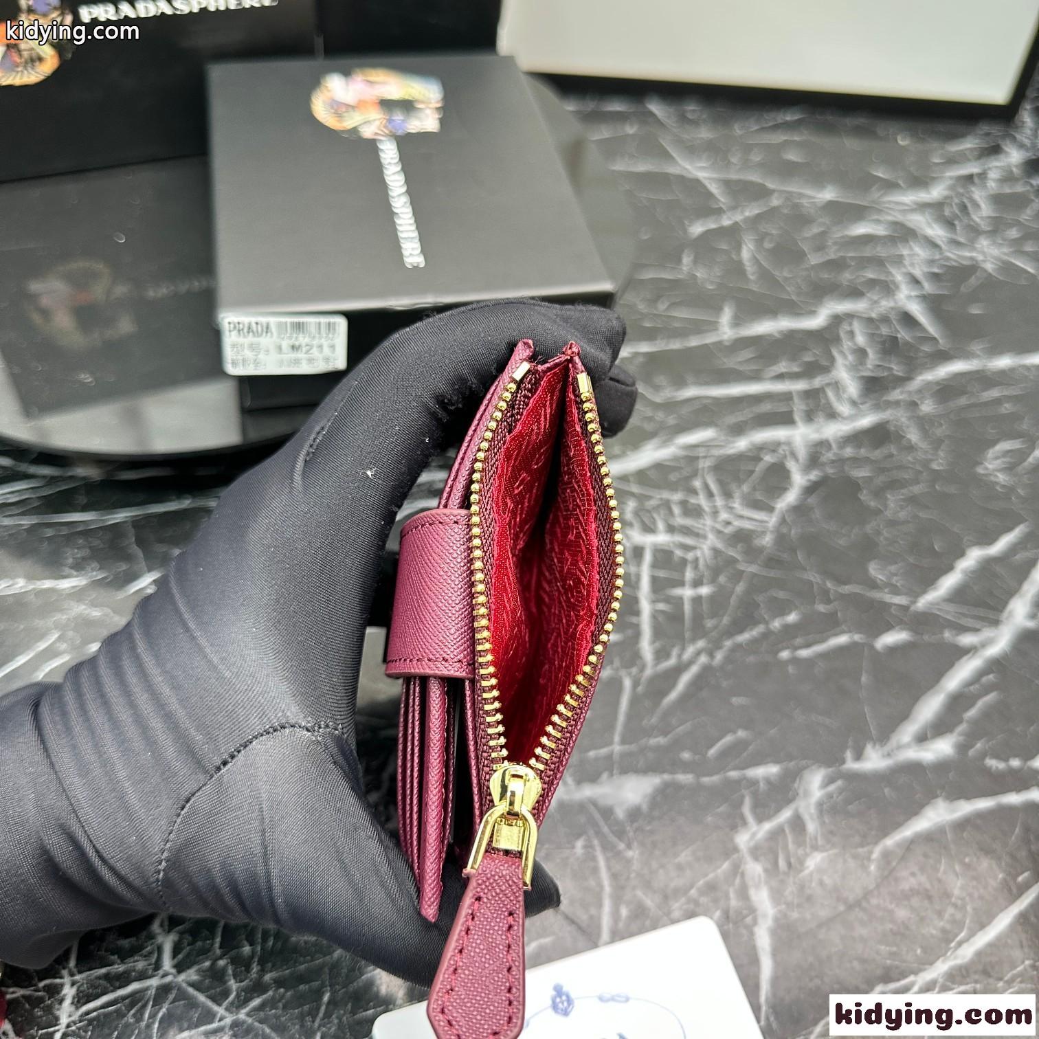 人気 小銭入れ付き トライアングルロゴ 二つ折り財布 プラダ 財布 コピー パープル-2