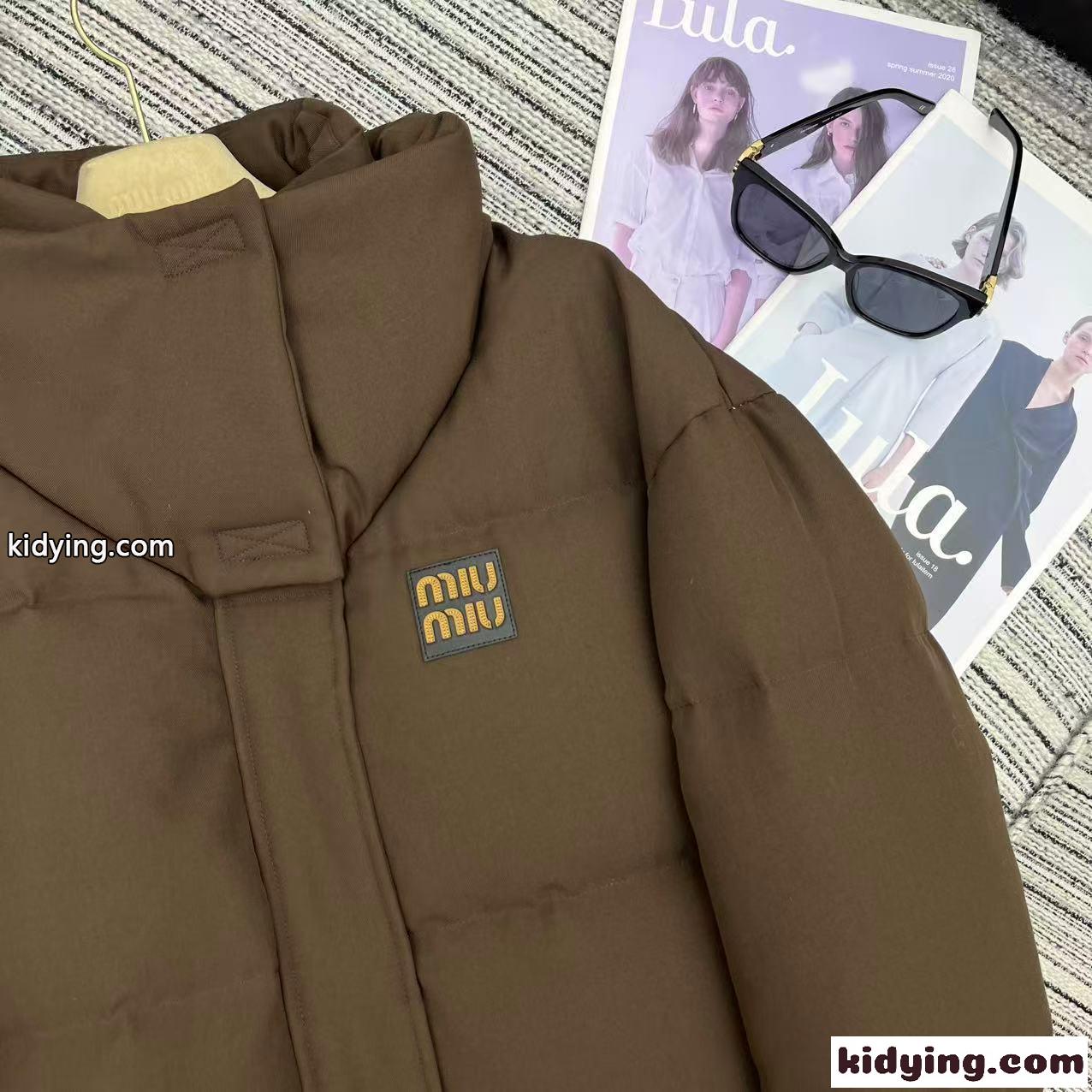 ミュウミュウ ダウンジャケット 偽物 MIU MIU ロゴパッチ ショート丈ダウンジャケット ブラウン-0