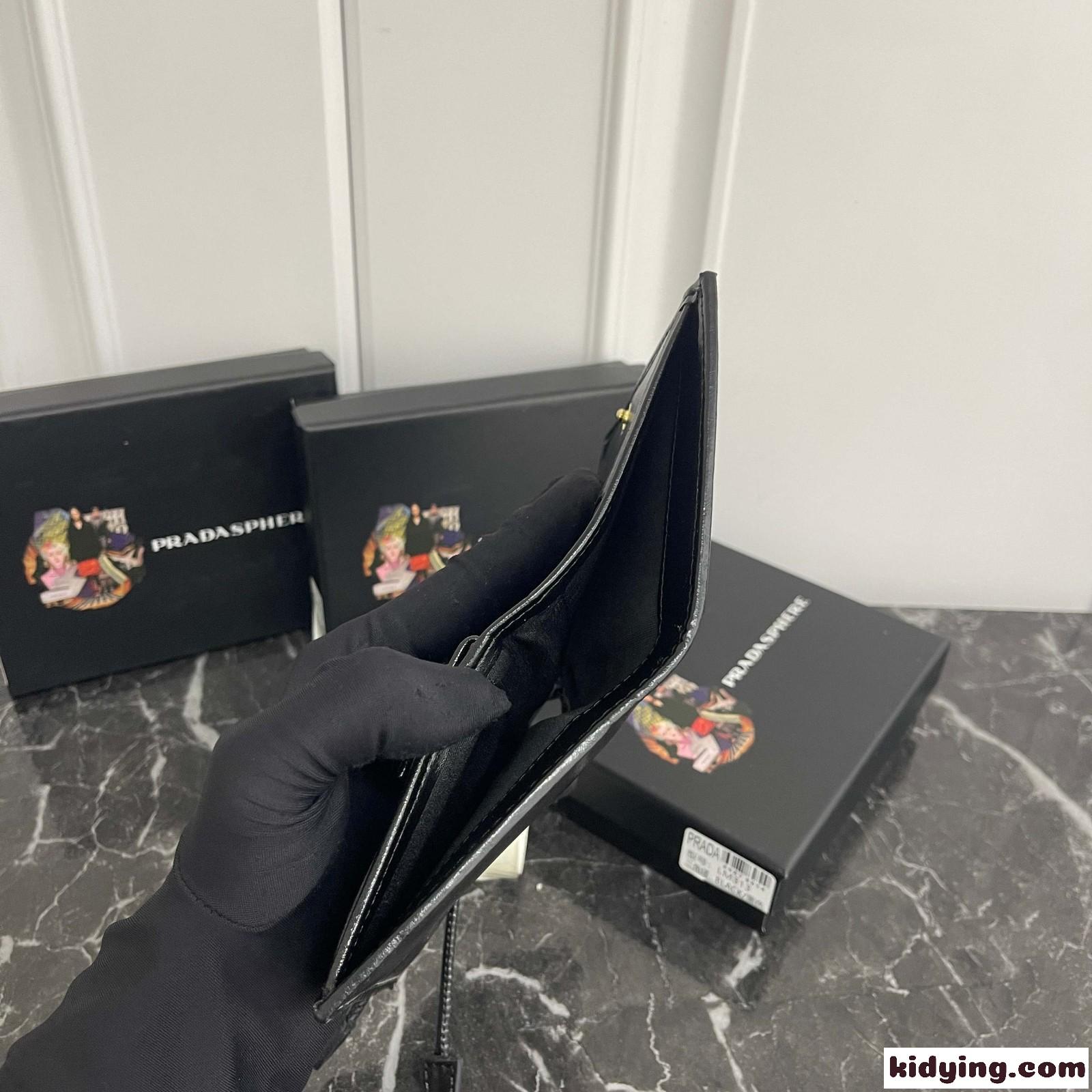 シンプル 上品 コンパクトウォレット プラダ 財布 コピー 二つ折り財布 ブラック-3