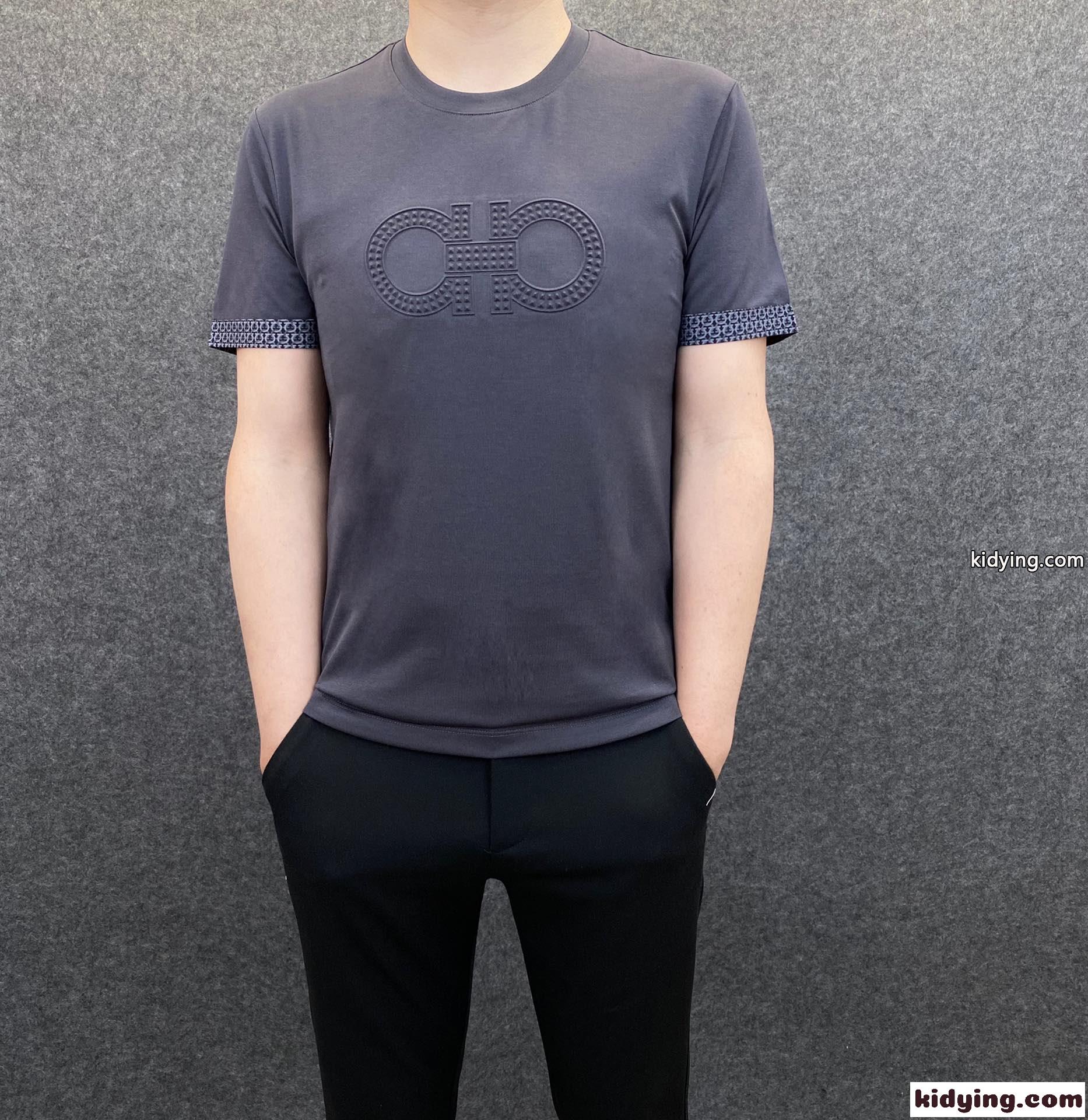 着心地いい サルヴァトーレ・フェラガモ 半袖tシャツ コピー ロゴ クールネック メンズ カジュアル おしゃれ-5