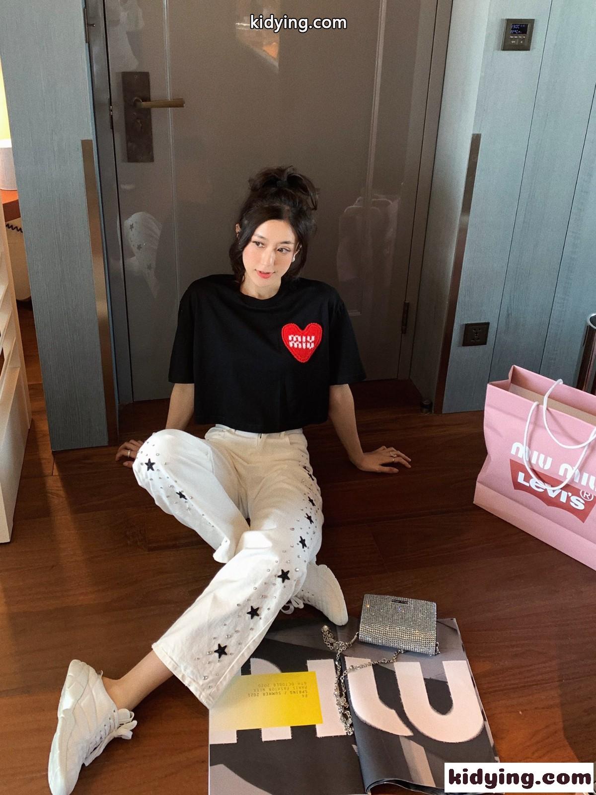 合わせやすい おしゃれ ミュウミュウ 半袖tシャツ コピー クロップド丈 クールネック 着心地いい ホワイト ブラック-4