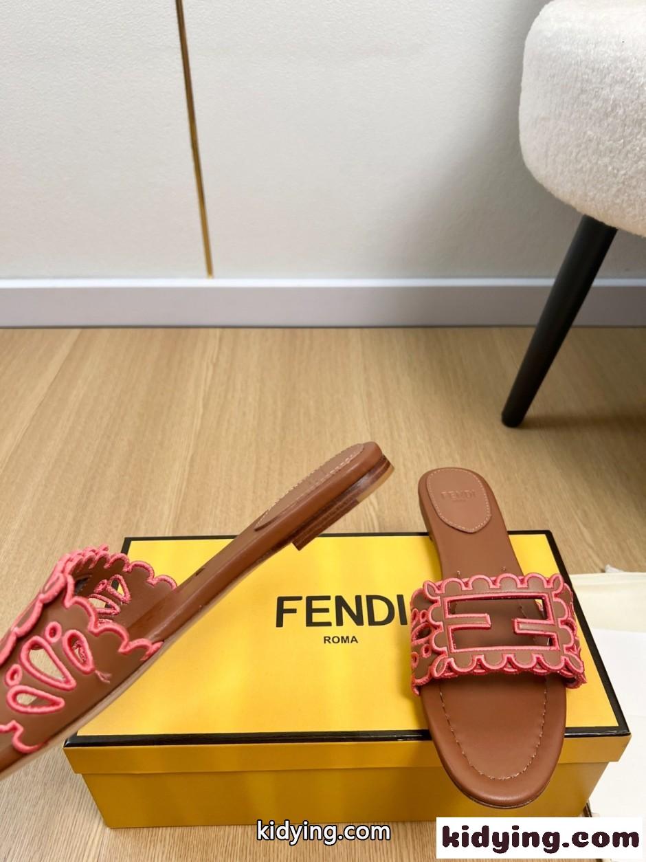人気 カジュアル フェンディ サンダル コピー 刺繍入り バゲット スライドサンダル ブラウン-1