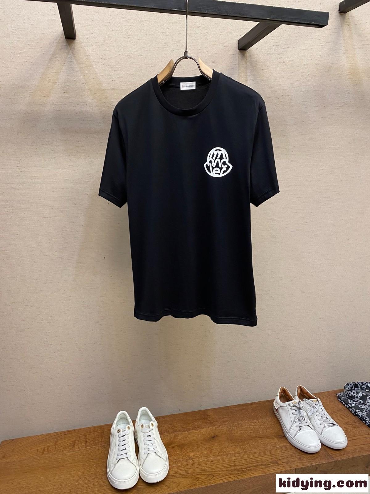 モンクレール Tシャツ コピー 定番 カジュアル プリント 半袖Tシャツ ブラック-1