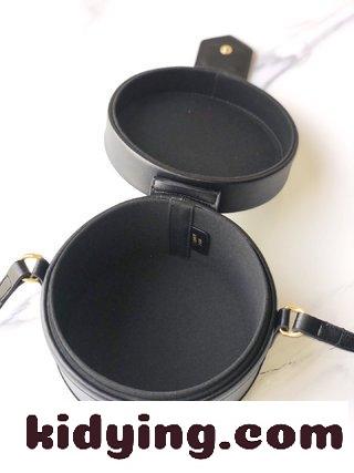 セリーヌTAMBOUR TRIOMPHEケースバッグはとてもきれいで 容量が非常に大きくて 化粧品,鍵,セリーヌ バッグ 素材 コピー-2