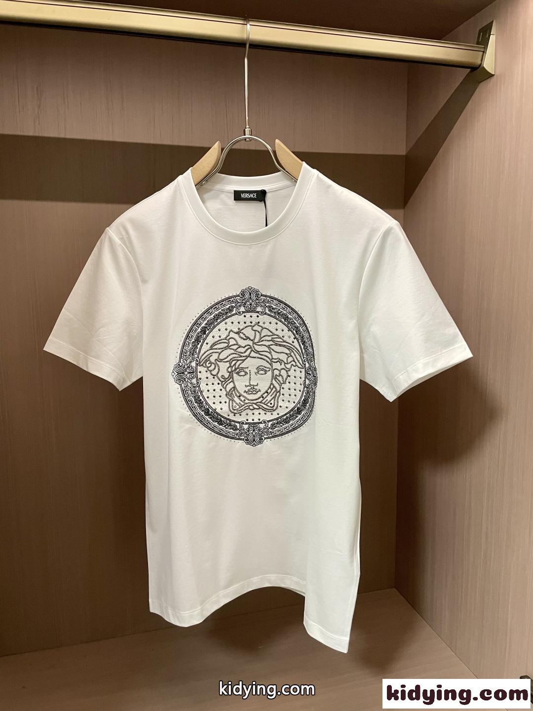 ヴェルサーチェ Tシャツ コピー 2025新作 銀糸刺繍 スワロフスキークリスタル メドゥーサ 半袖Tシャツ-0