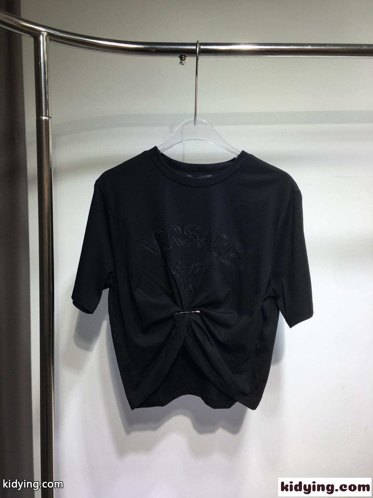 ヴェルサーチェ ミラノ スタンプ クロップ 半袖Tシャツ ヴェルサーチェ Tシャツ コピー ブラック-0