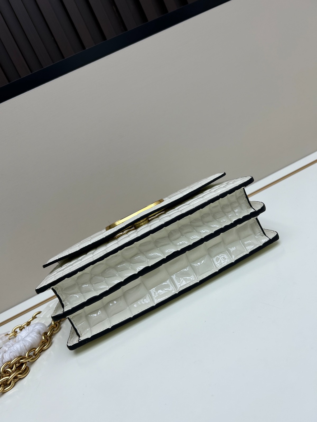 上品 クロコダイルレザー ショルダーバッグ ヴァレンティノ バッグ コピー ホワイト-0