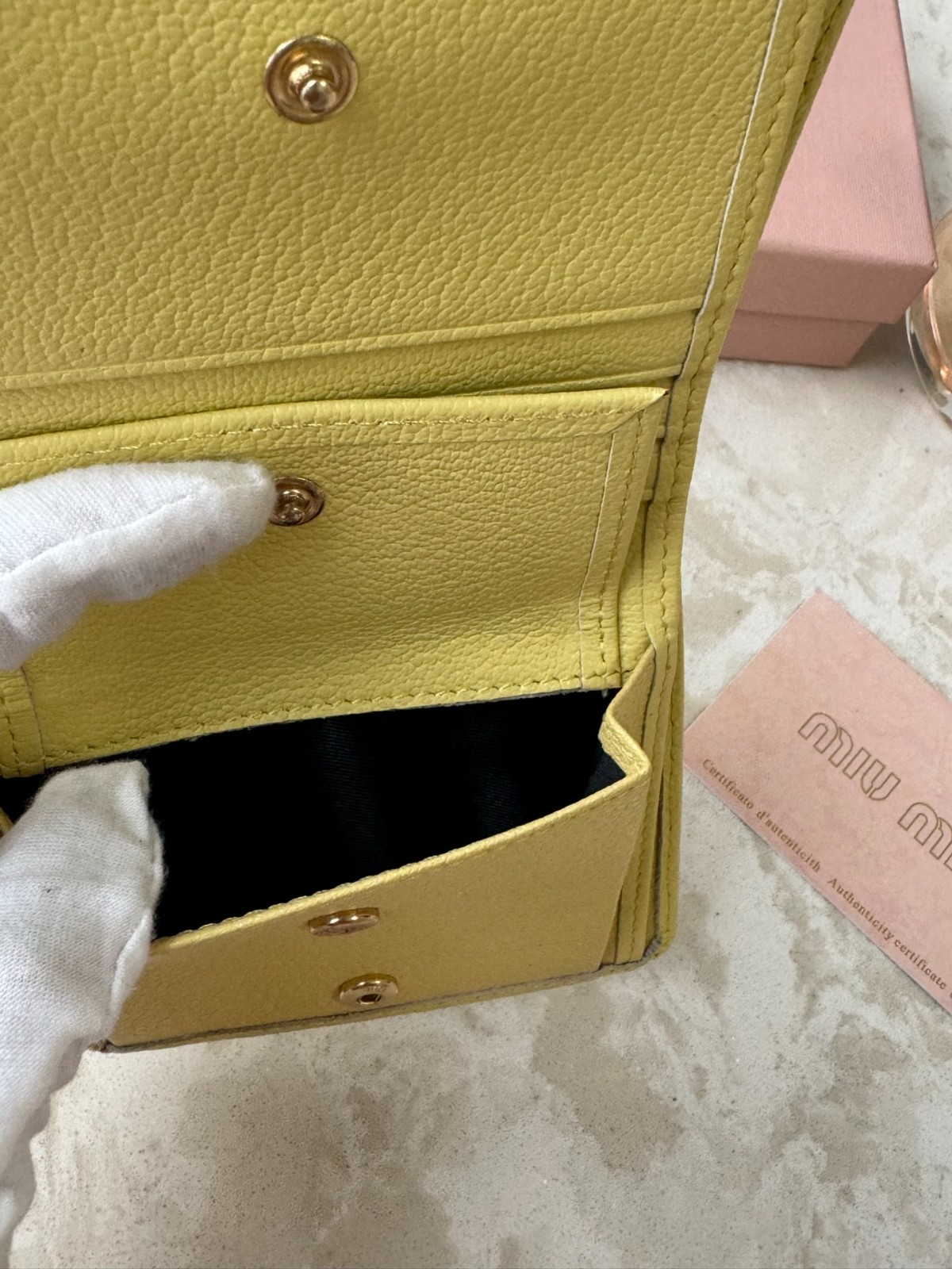 ミュウミュウ 財布 コピー シンプル 上品 コンパクト 二つ折り財布 イエロー-4