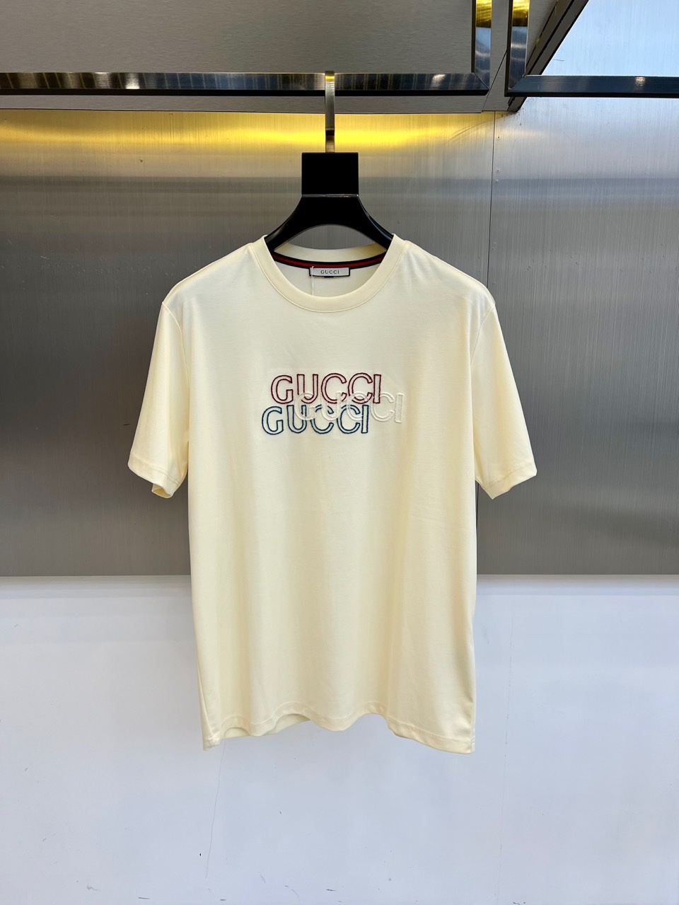 お洒落 ロゴ入り 半袖Tシャツ グッチ Tシャツ 偽物 クルーネック ベージュ-0