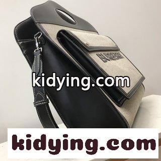 くすぶり格子のメンズバッグを新ラインナップでデザインし直し バーバリー バッグ メンズ コピー 現代的なファッション感がある-4