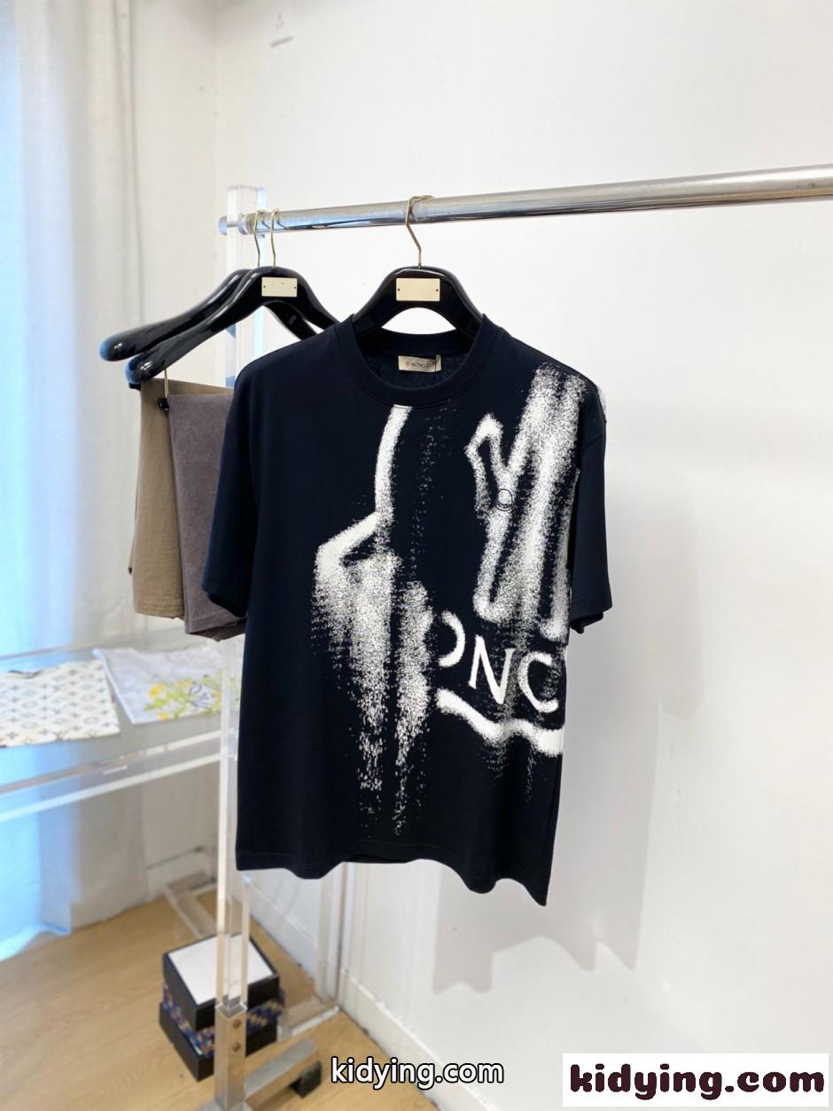 存在感抜群 プリント クルーネック 半袖Tシャツ モンクレール Tシャツ 偽物 ブラック-0