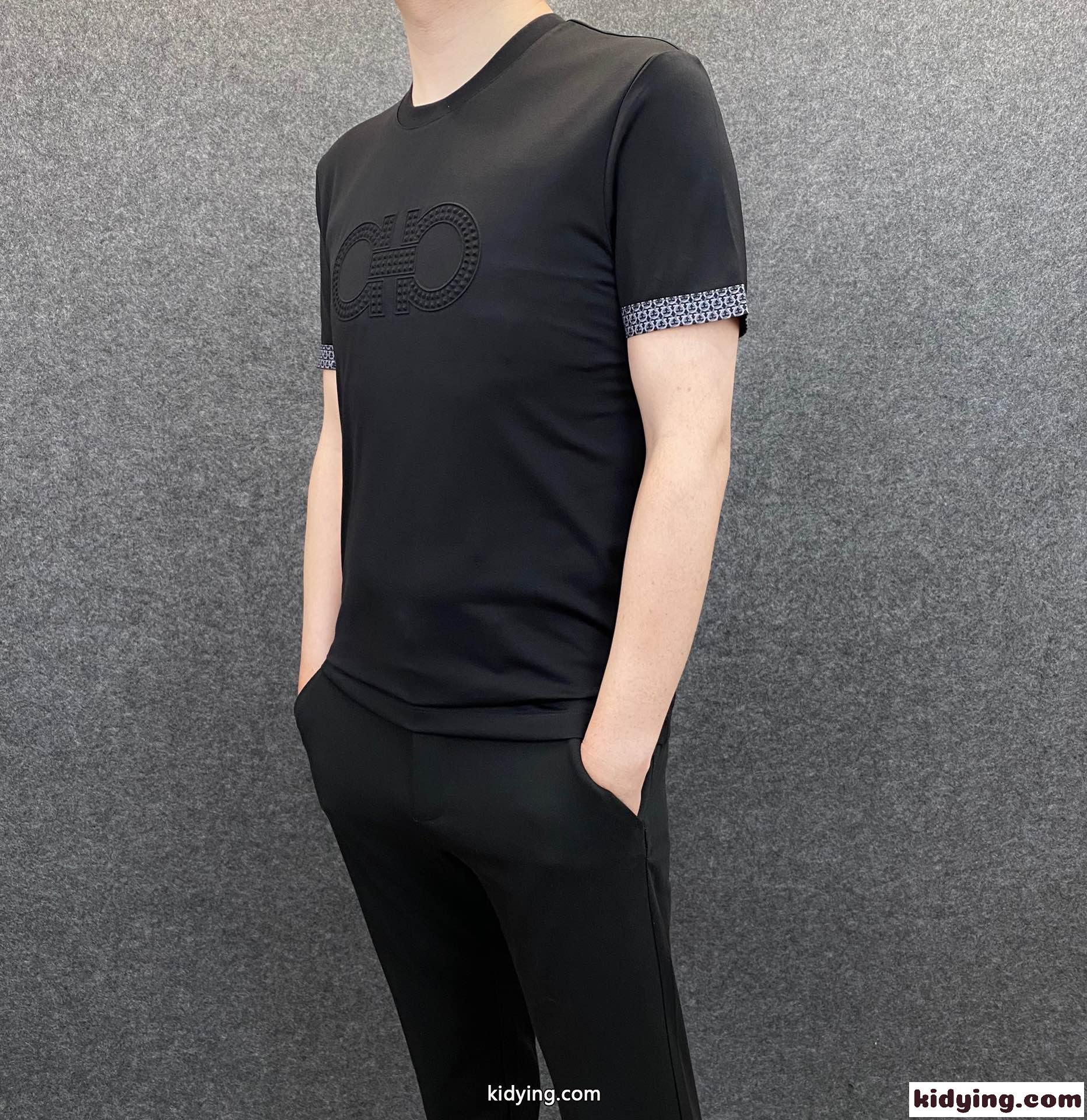 着心地いい サルヴァトーレ・フェラガモ 半袖tシャツ コピー ロゴ クールネック メンズ カジュアル おしゃれ-1