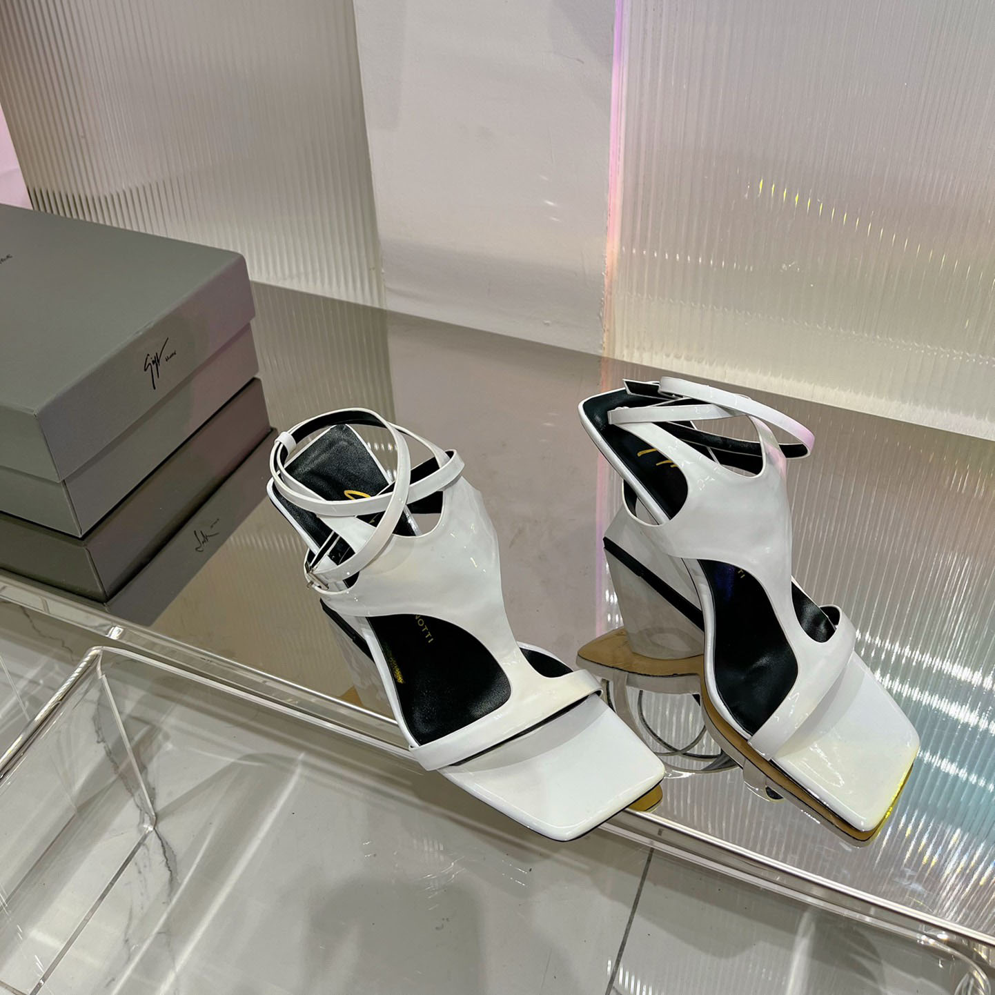 上品 レディース パテントレザー ジュゼッペ・ザノッティ サンダル コピー ホワイト-1