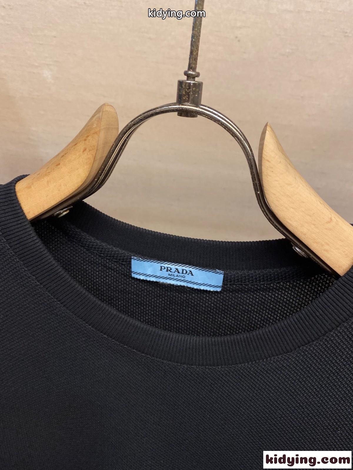 洗練された クルーネック 半袖Tシャツ プラダ Tシャツ 偽物 合わせやすい-1