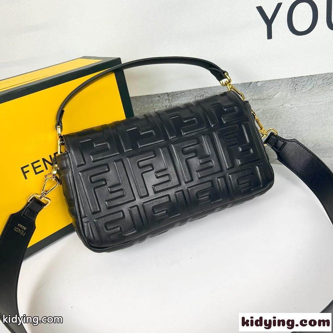 フェンディ バッグ 人気 コピー FF エンボス バゲット ミディアム ショルダーバッグ ブラック-1