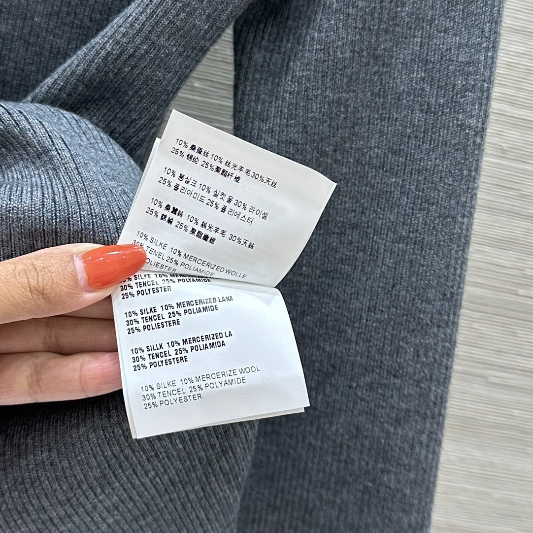 定番 ロゴ入り クルーネック トップス プラダ セーター 偽物 グレー-3