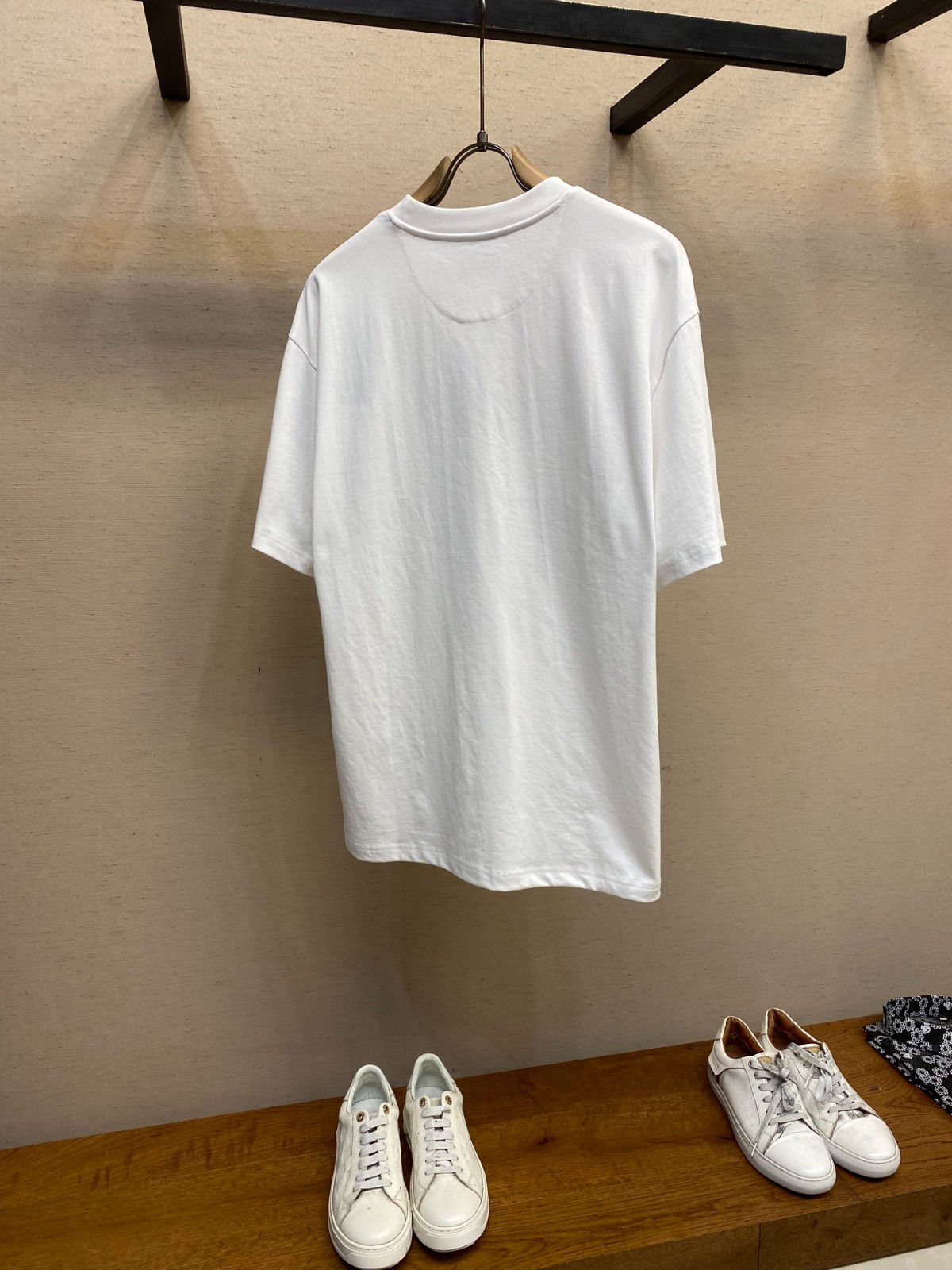 シンプル ロゴ刺繍 クルーネック 半袖Tシャツ フェンディ Tシャツ コピー ホワイト-2
