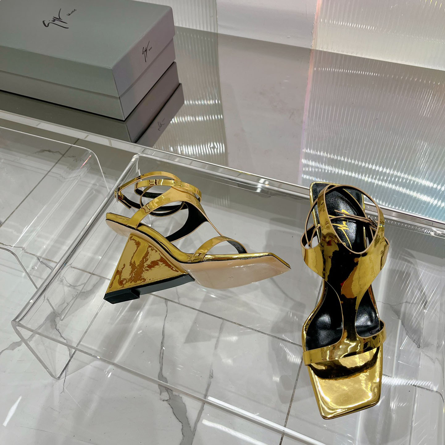 上品 レディース パテントレザー ジュゼッペ・ザノッティ サンダル コピー ゴールド-1
