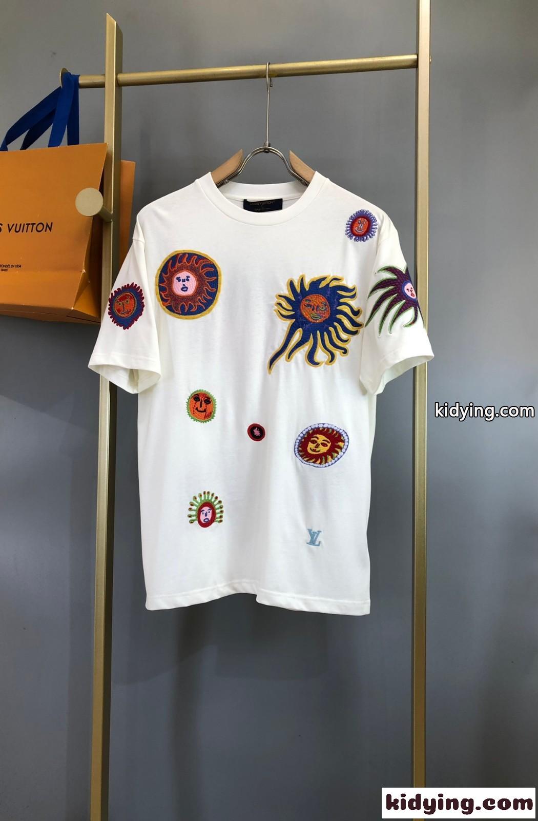LV × YK エンブロイダードフェイスTシャツ ルイ・ヴィトン Tシャツ コピー 半袖 トップス-0