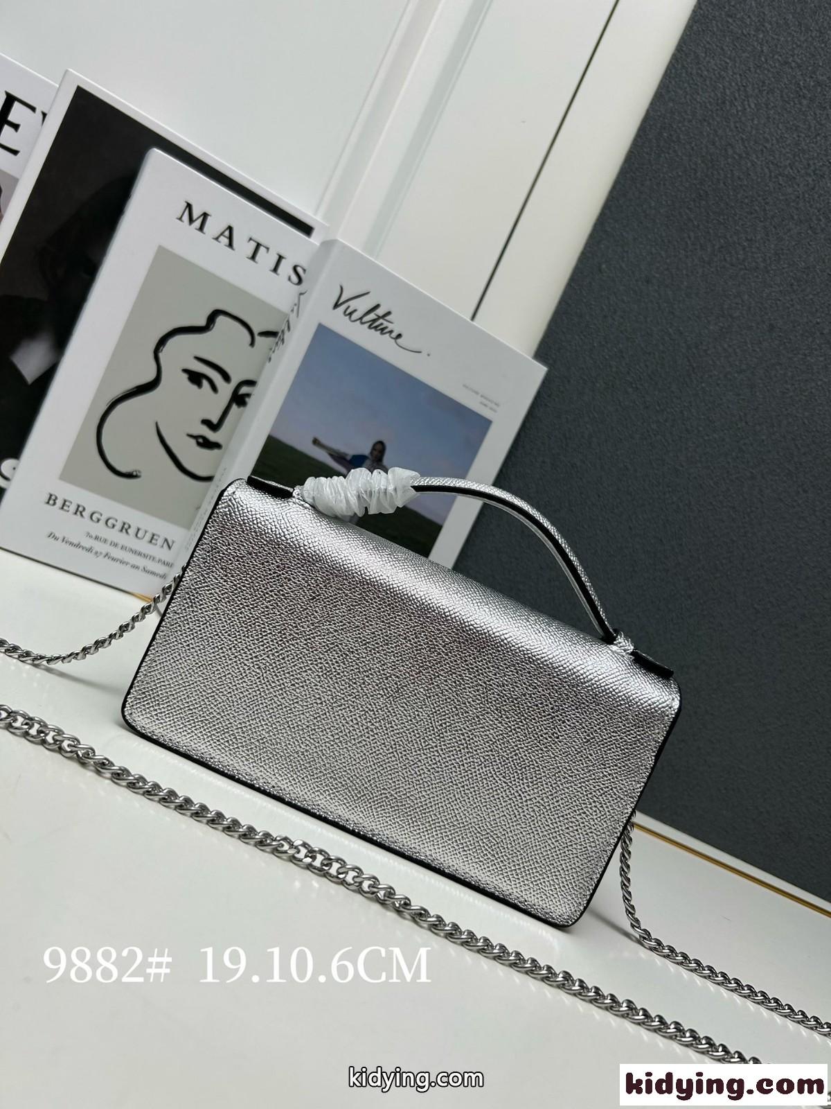 ヴァレンティノ バッグ コピー Vロゴ シグネチャー チェーンウォレット シルバー-1