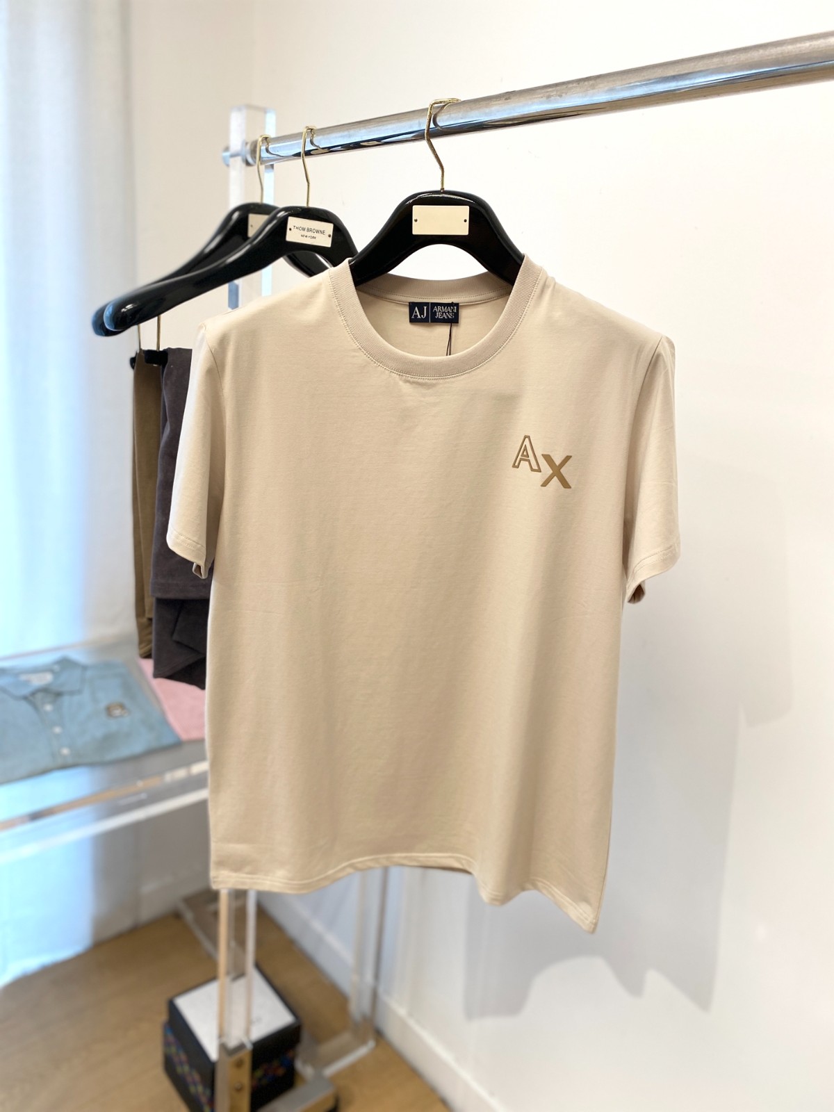 シンプル 洗練された ロゴ 半袖Tシャツ アルマーニ Tシャツ 偽物 ベージュ-0