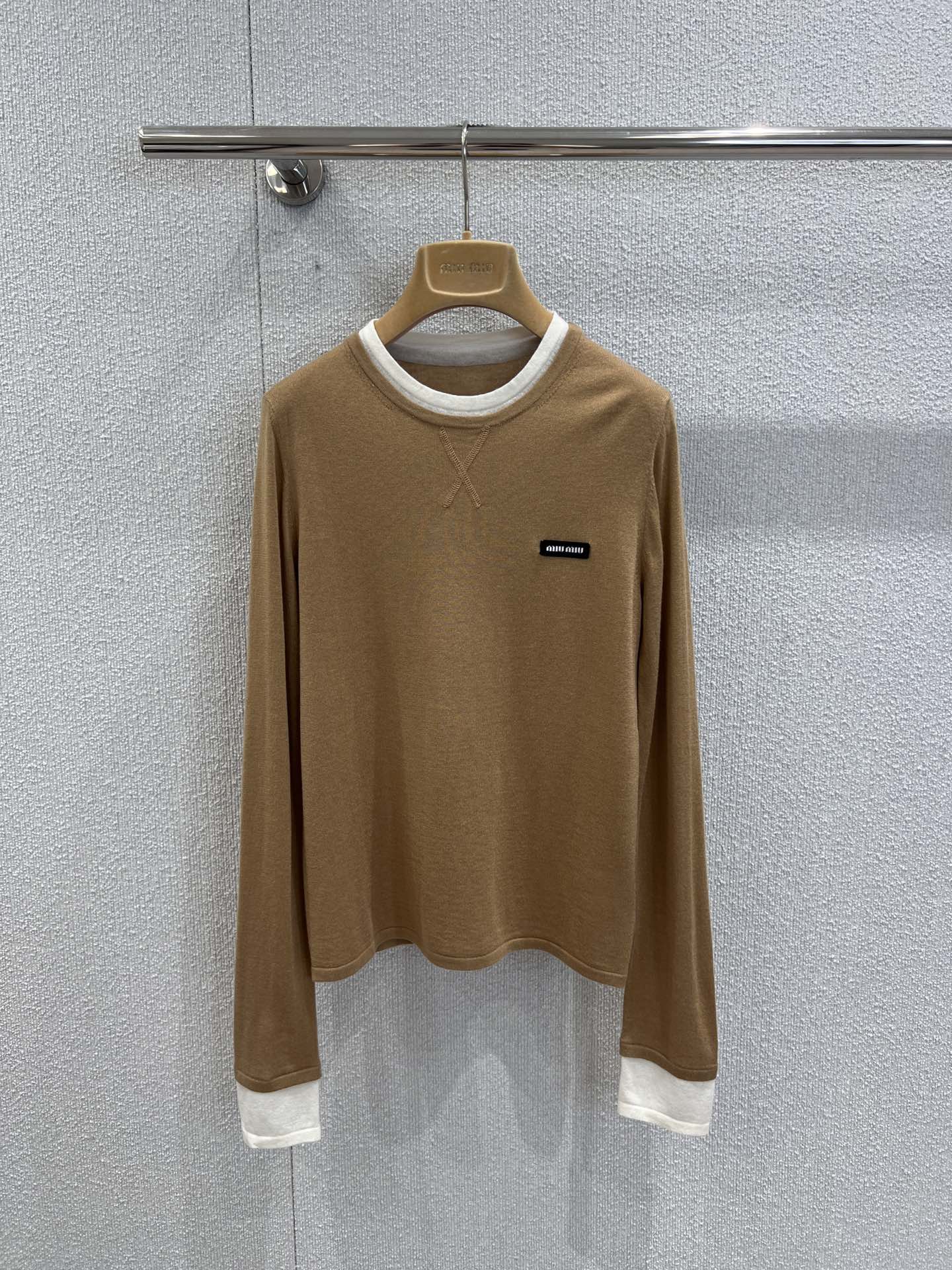 カジュアル 重ね着風 長袖Tシャツ ミュウミュウ Tシャツ コピー キャメル-2