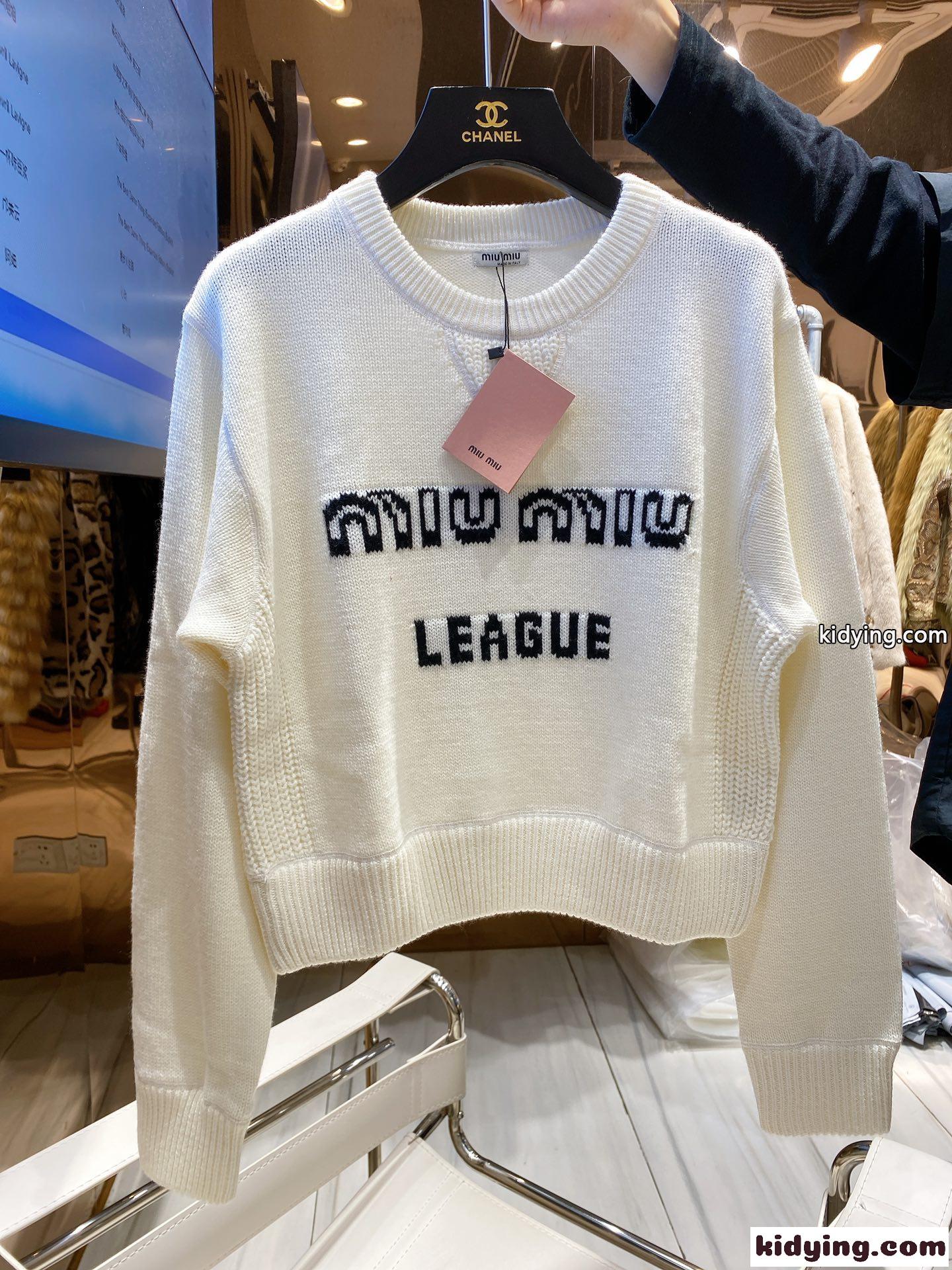 女性らしい おしゃれ  合わせやすい 高品質 ラウンドネック ミュウミュウ セーター コピー レディース ホワイト ショート-1