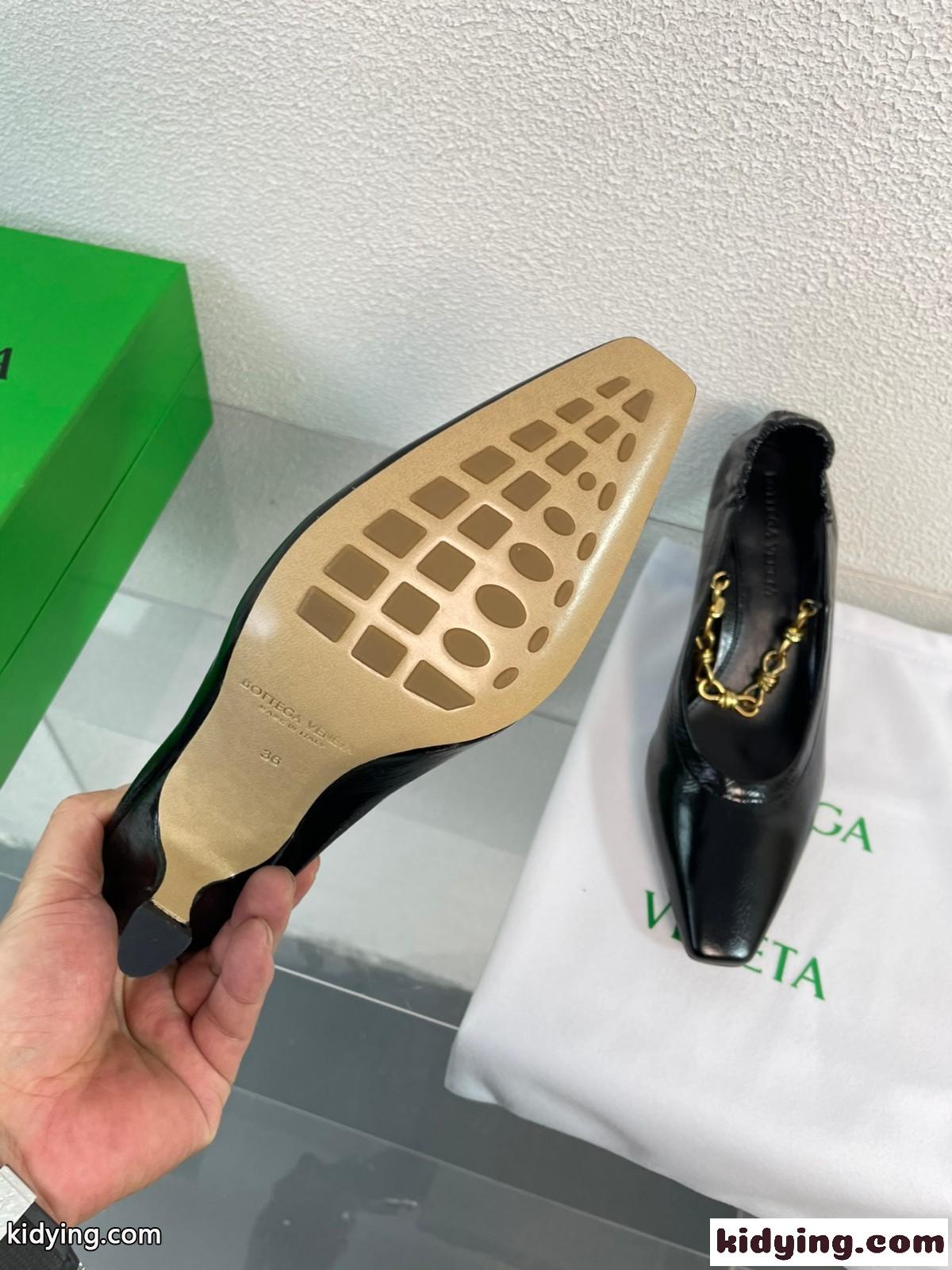 シャープ チェーン パンプス ボッテガ・ヴェネタ パンプス スーパーコピー ブラック-4