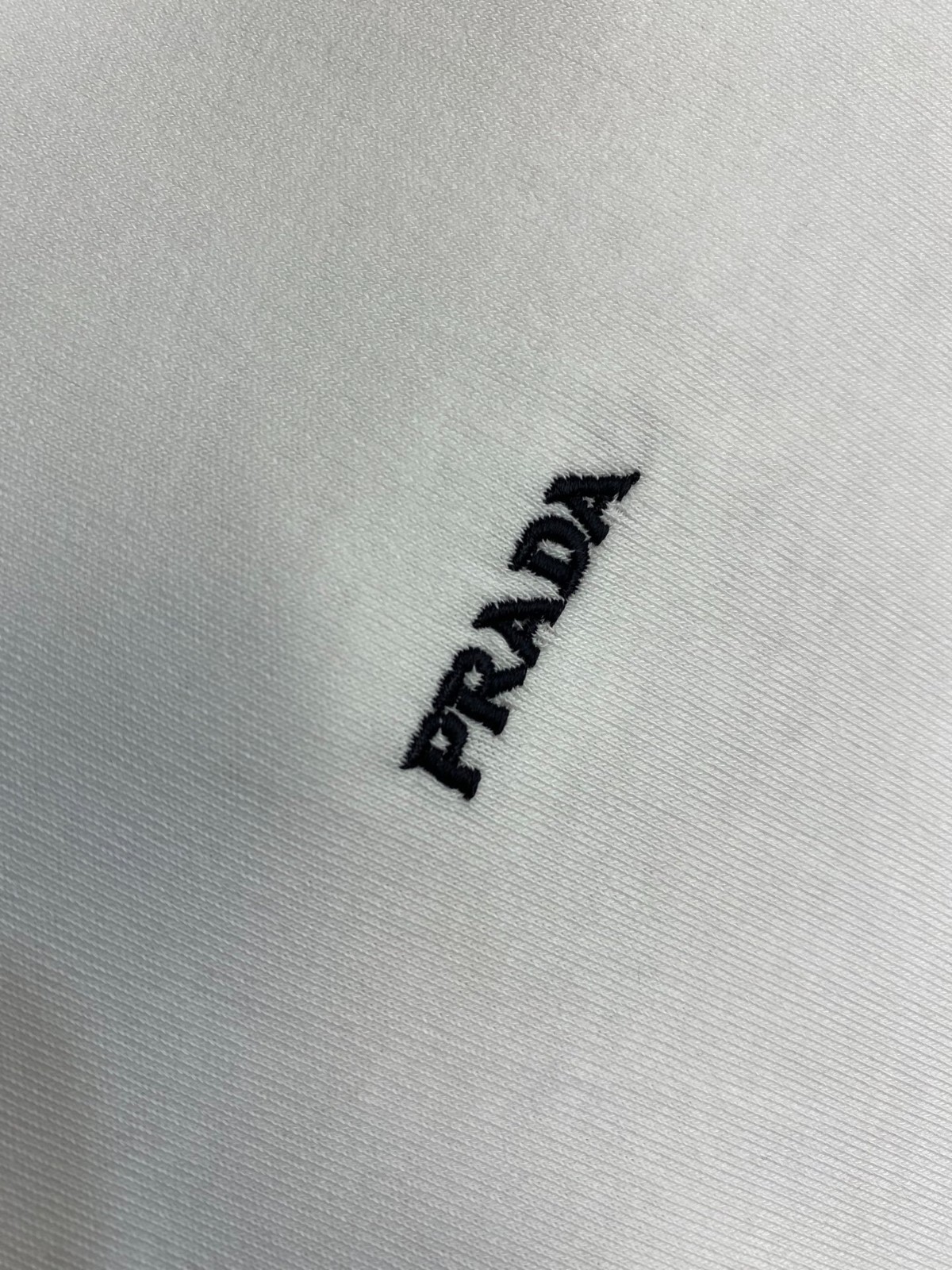 洗練された シンプル ロゴ刺繍 プラダ Tシャツ 偽物 クルーネック ホワイト-2