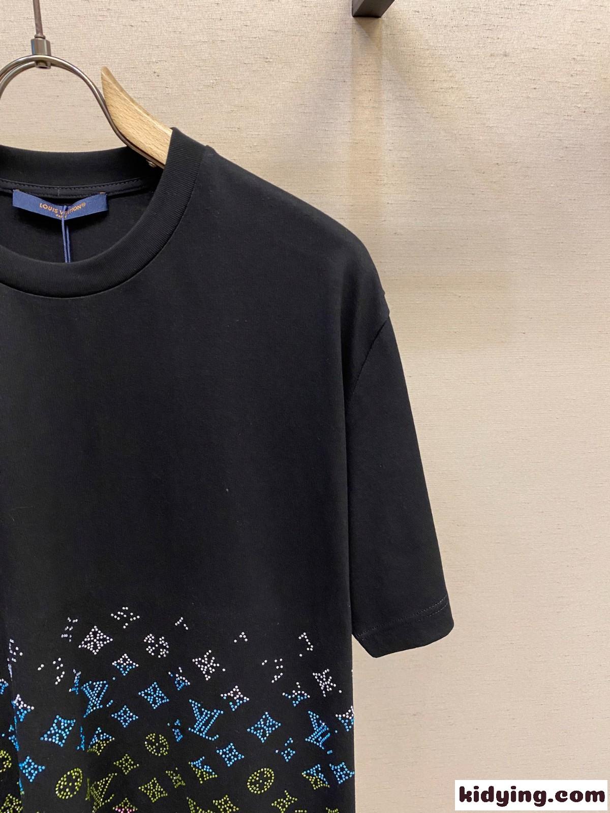 ルイ・ヴィトン Tシャツ コピー モノグラム グラディエント エンベリッシュド ショートスリーブクルーネック ブラック-2