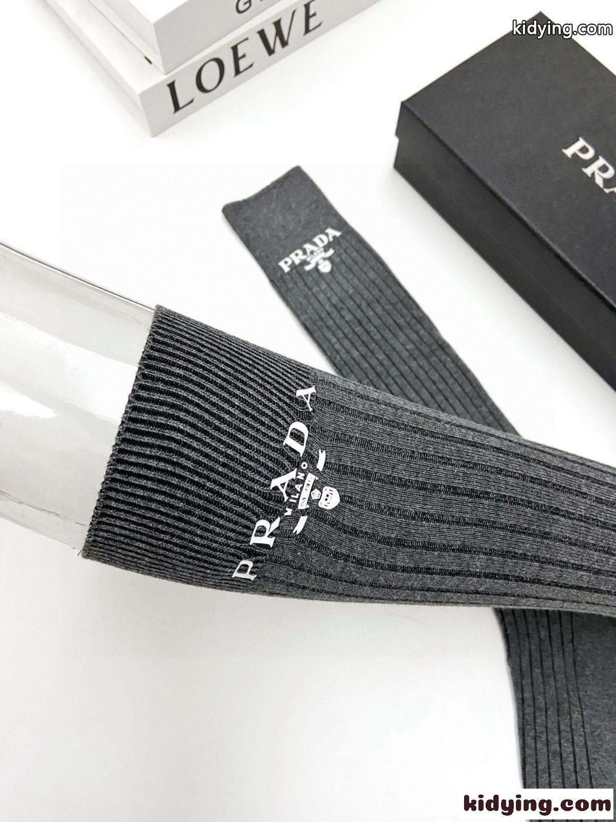 シンプル 上品 ロゴ入り ロングソックス プラダ 靴下 偽物 合わせやすい グレー-1