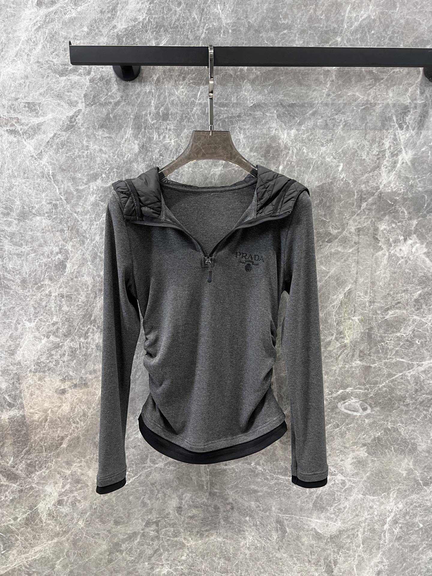 お値打ち価格 prada t シャツ激安通販 トップス 長袖 純綿 ロゴ刺繍 シンプル カジュアル グレイ-0