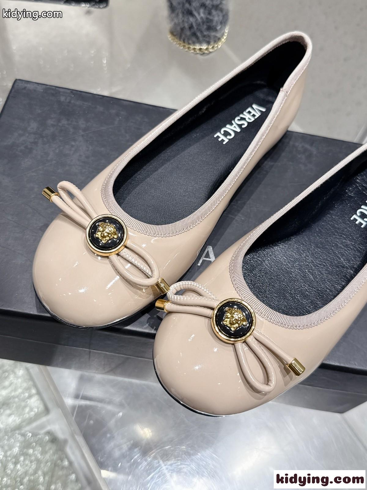 オペラ ボウ パテント バレエシューズ ヴェルサーチェ パンプス 偽物 ベージュ-1