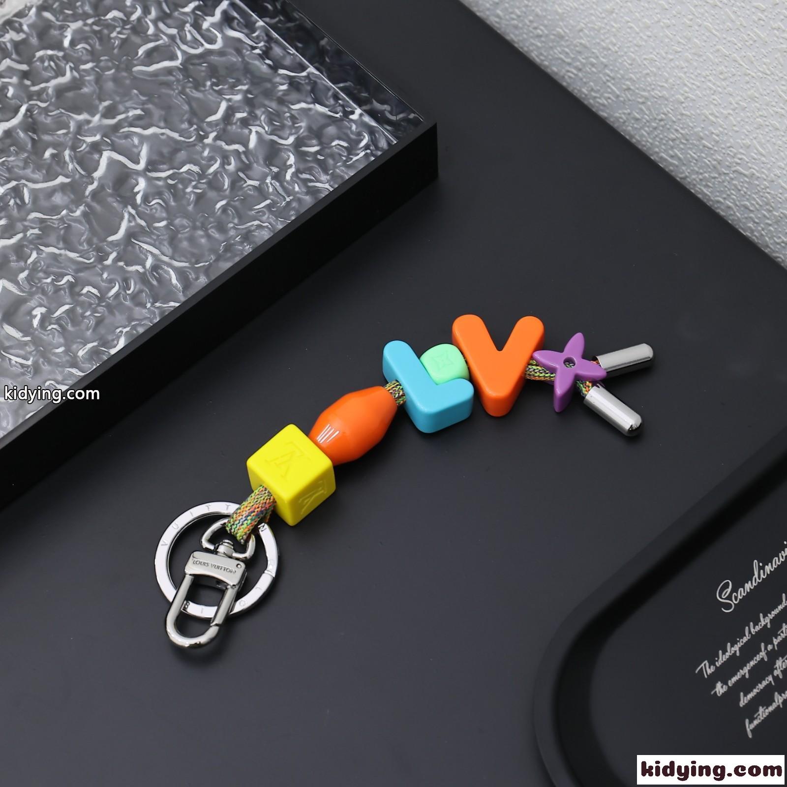 ルイヴィトン キーホルダー コピー 可愛い お洒落 キーホルダー・LV プレイ-2