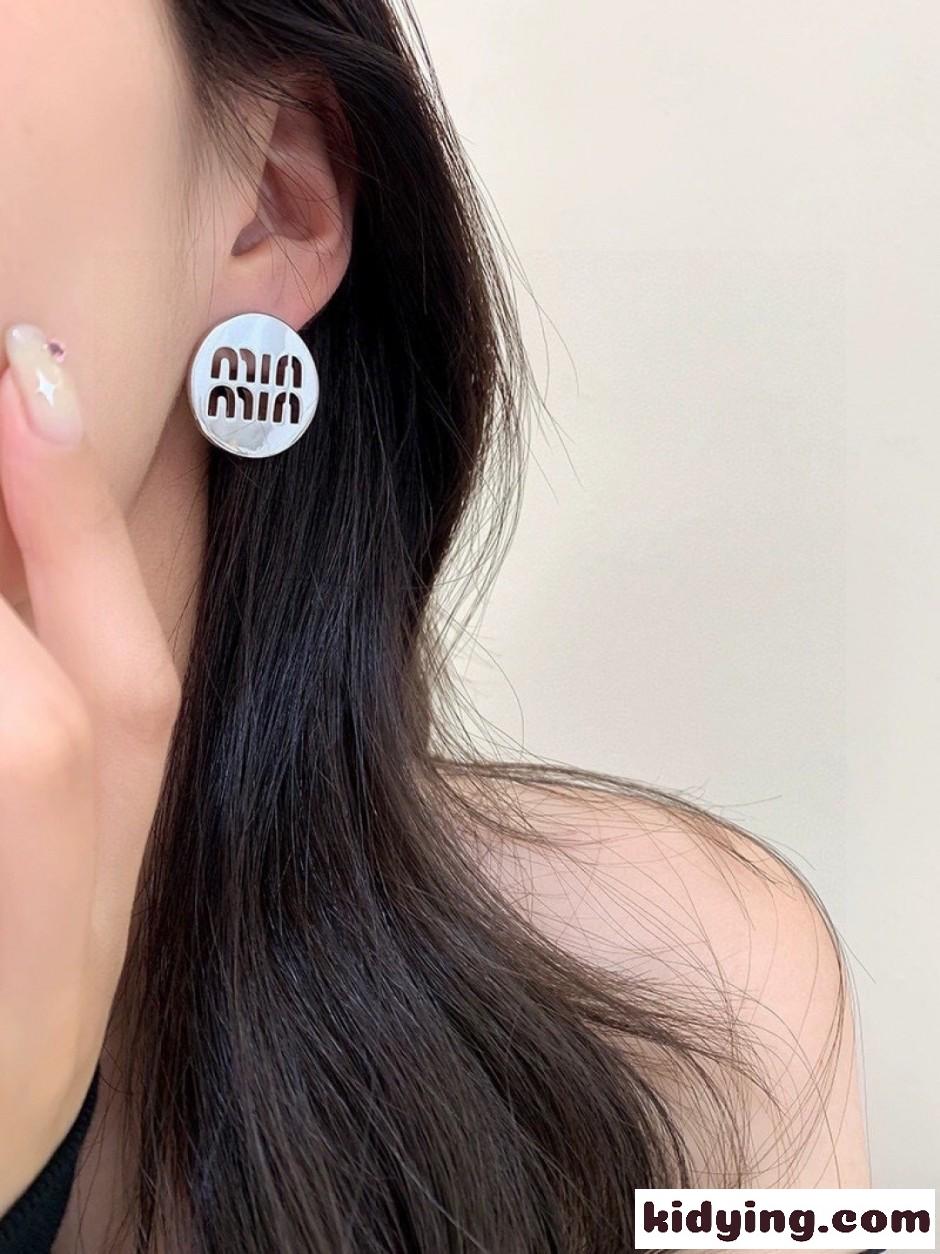 洗練された 合わせやすい ミュウミュウ イヤリング 偽物 Miu Miu ロゴピアス-2