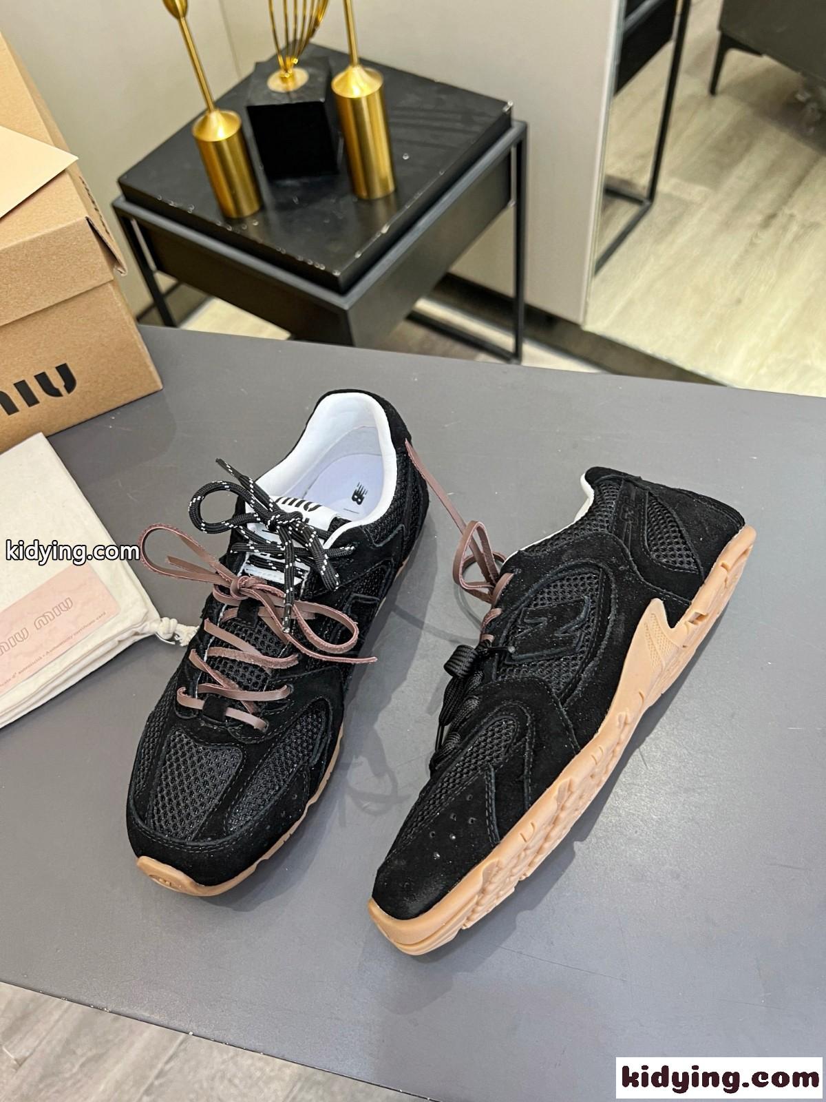 ミュウミュウ スニーカー コピー New Balance x Miu Miu xxx スエードxメッシュ スニーカー ブラック-2