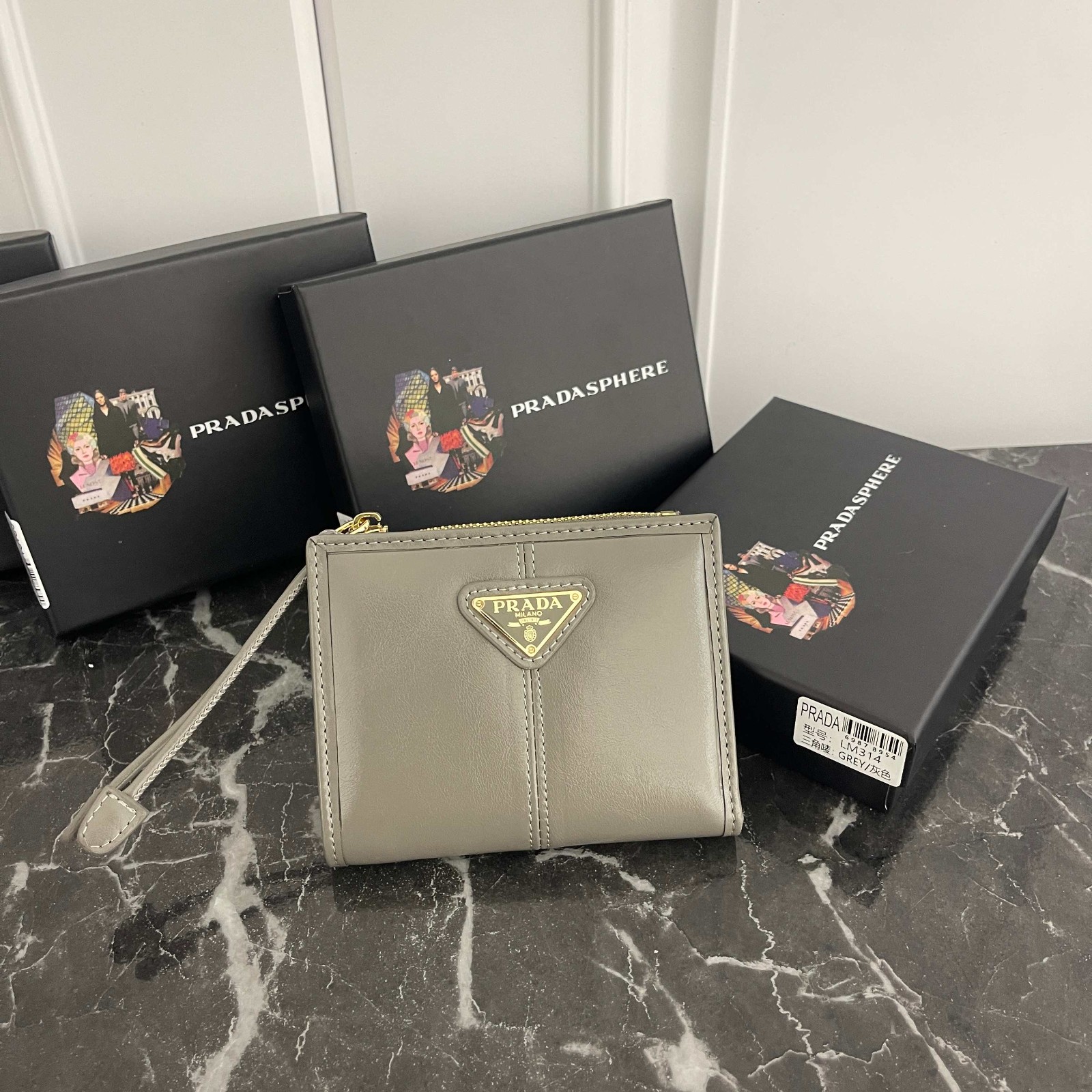 上品 シンプル 二つ折り財布 プラダ 財布 コピー コンパクトウォレット グレー-0