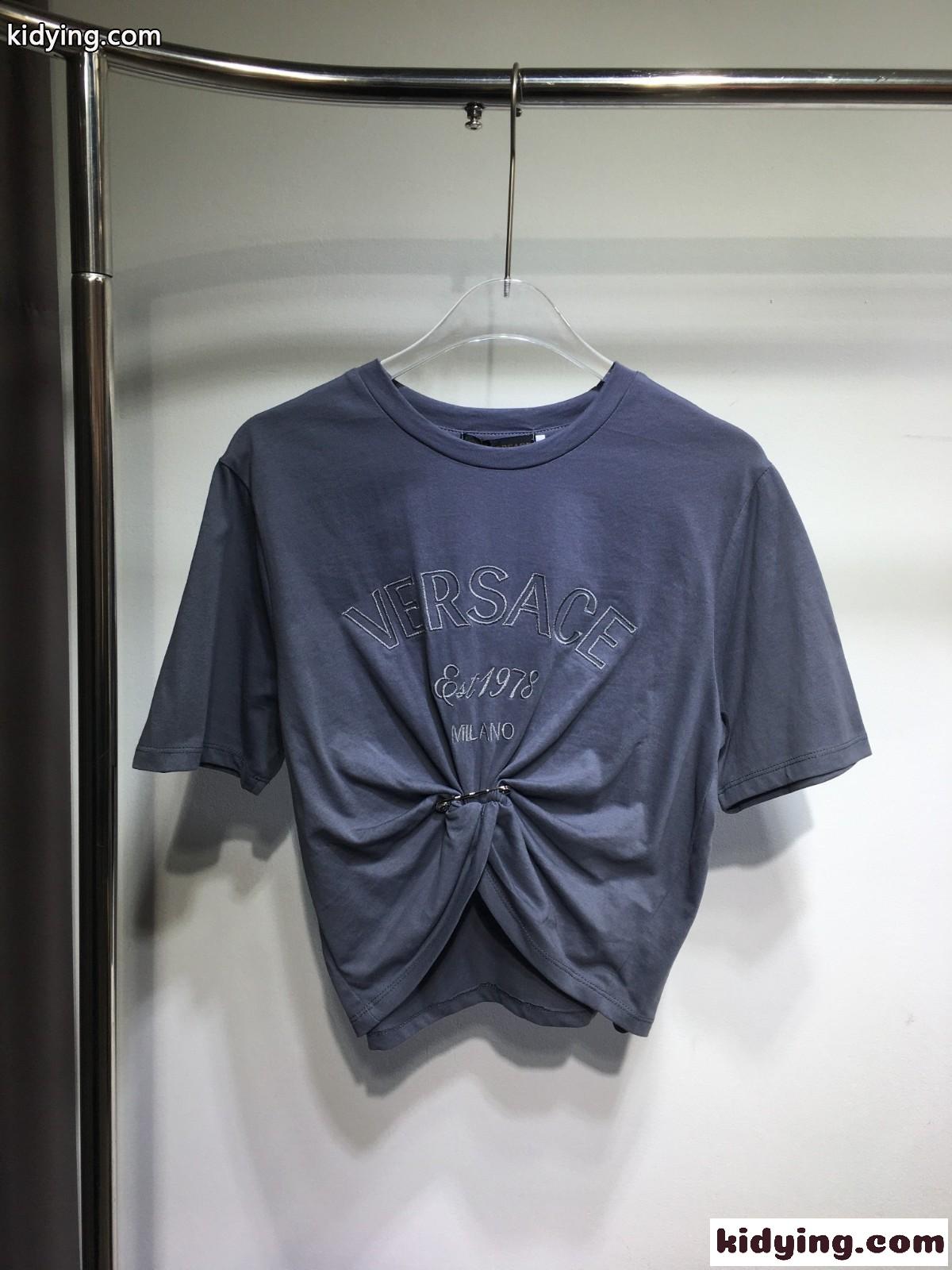 ヴェルサーチェ ミラノ スタンプ クロップ 半袖Tシャツ ヴェルサーチェ Tシャツ コピー ネイビー-0