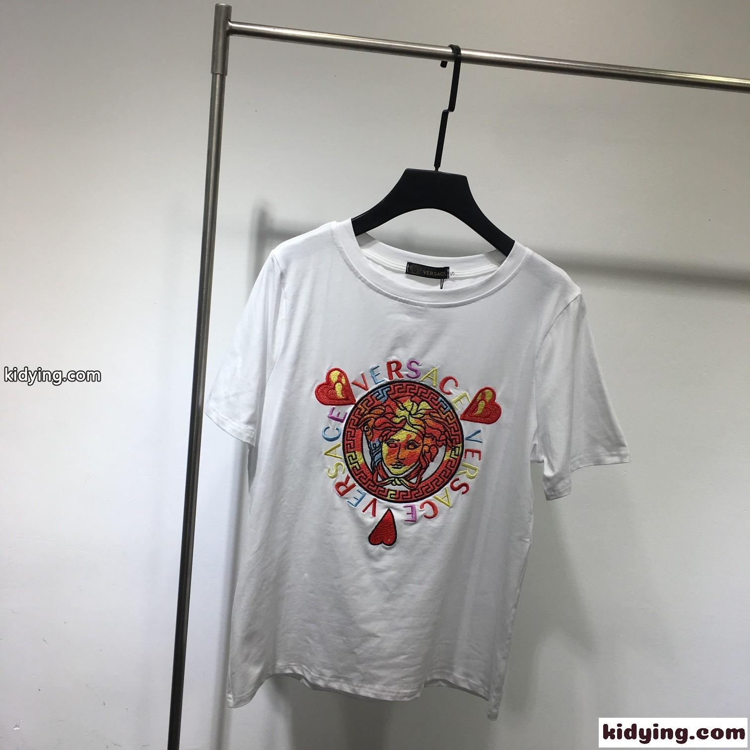 定番 ゆったり 流行り クルーネック 刺繍入り ヴェルサーチェ 半袖Tシャツ コピー 春夏 クルーネック コットン トップス-4