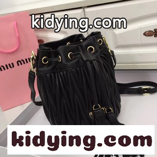 【MIUMIU】ミュウミュウコーナーの新型桶バッグ ミュウミュウ バッグ ショルダーコピー 百着のファッションを調節することができる-2