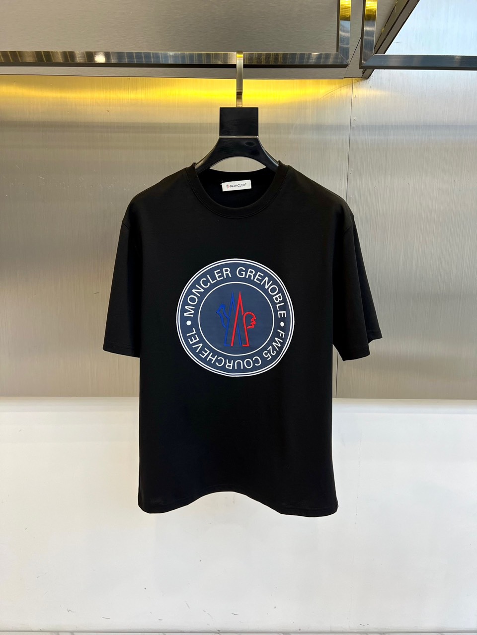 目を引く モンクレール Tシャツ 偽物 サークルロゴ 半袖Tシャツ ブラック-0