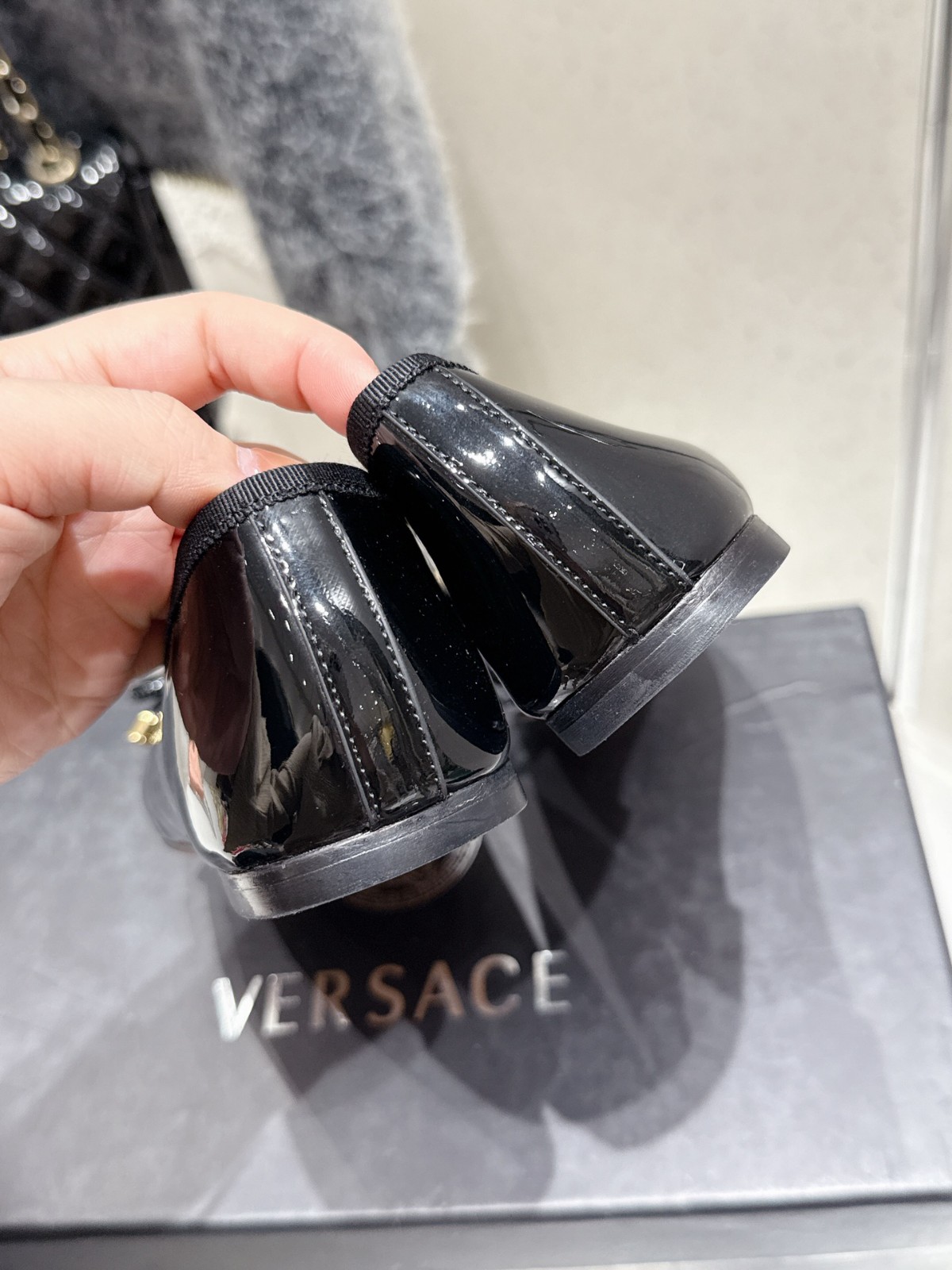 オペラ ボウ パテント バレエシューズ ヴェルサーチェ パンプス 偽物 ブラック-3